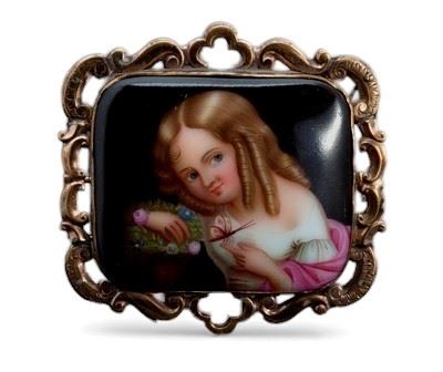 Seconda metà XIX secolo, Spilla vittoriana in oro con miniatura su porcellana raffigurante bambin...