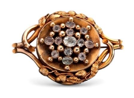 Spilla vittoriana inglese in oro, cristallo di rocca e paste vitree