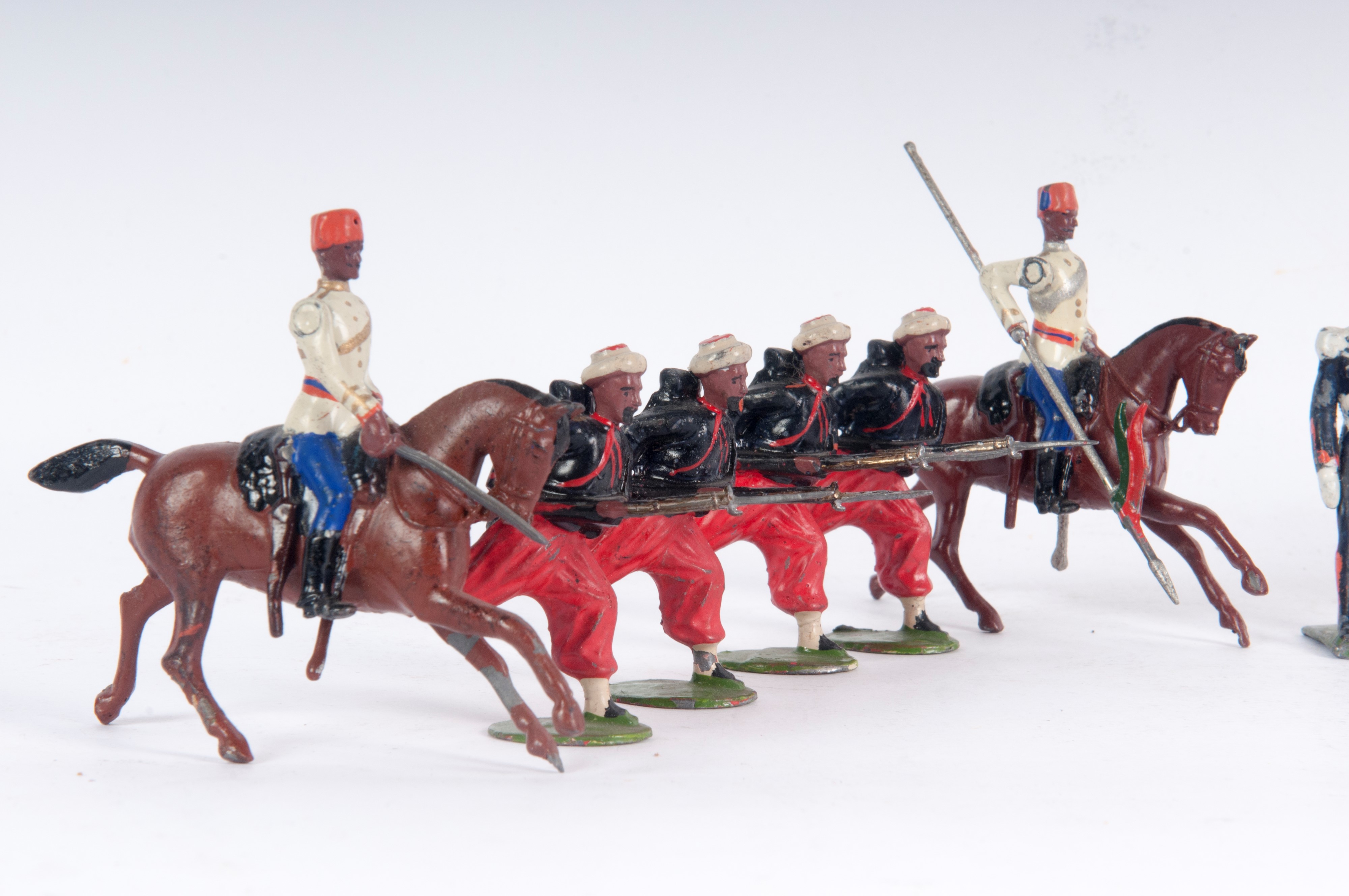 Lotto di 45 figure di militari