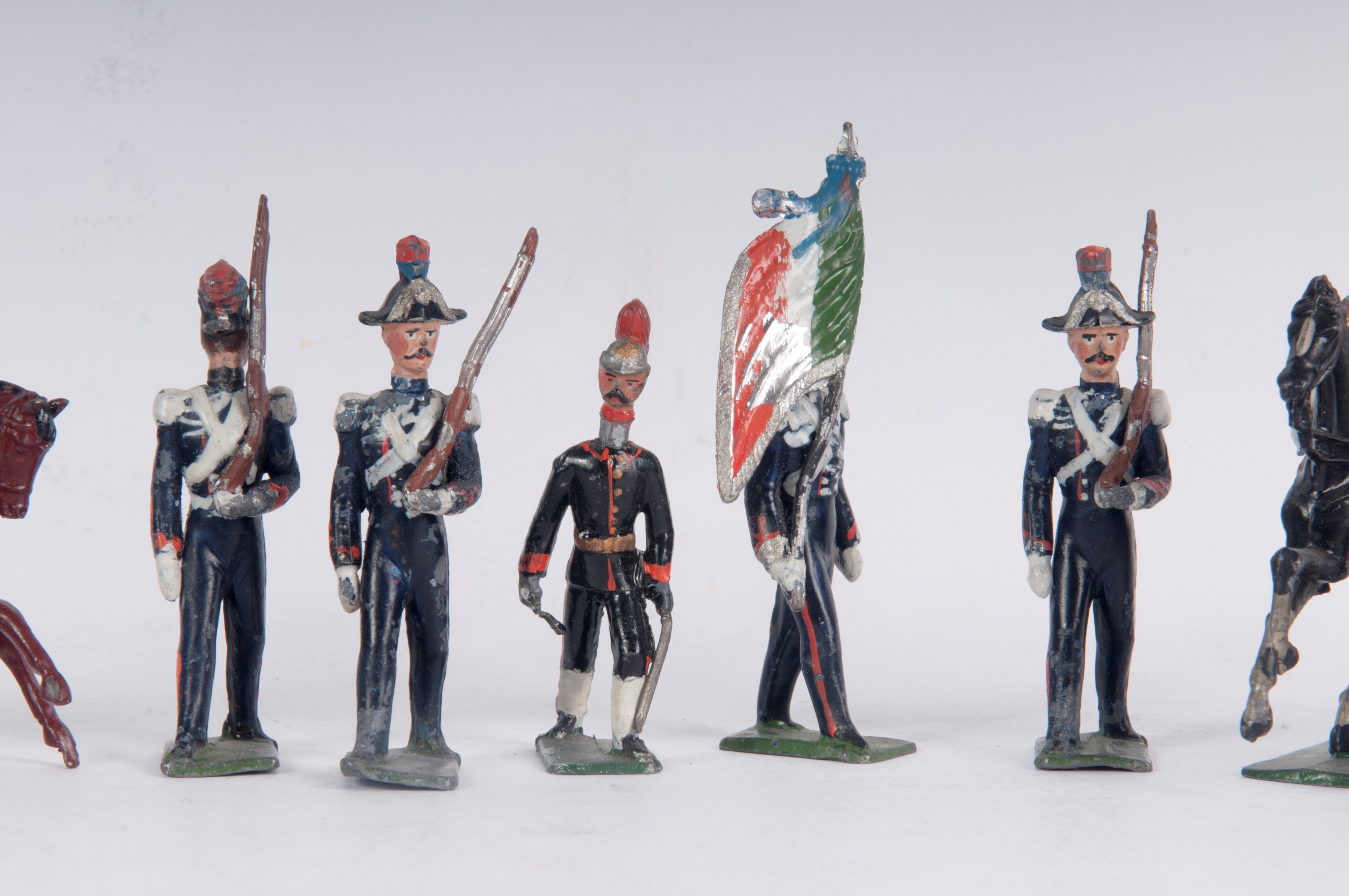 Lotto di 45 figure di militari