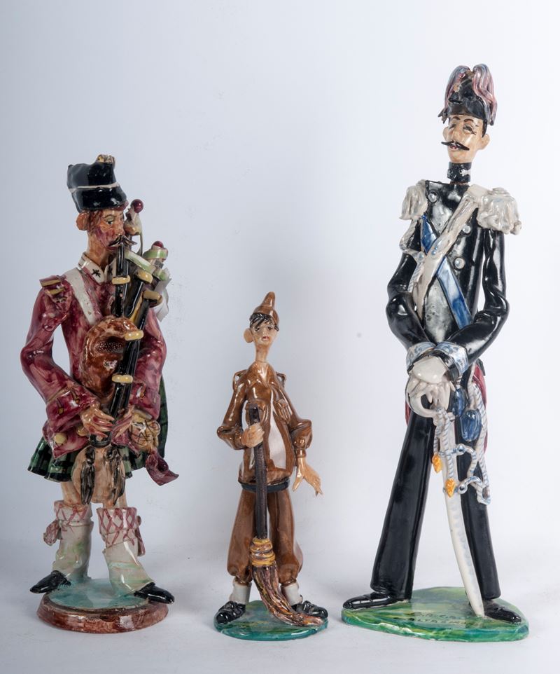 Lotto di tre figure militari in ceramica policroma: