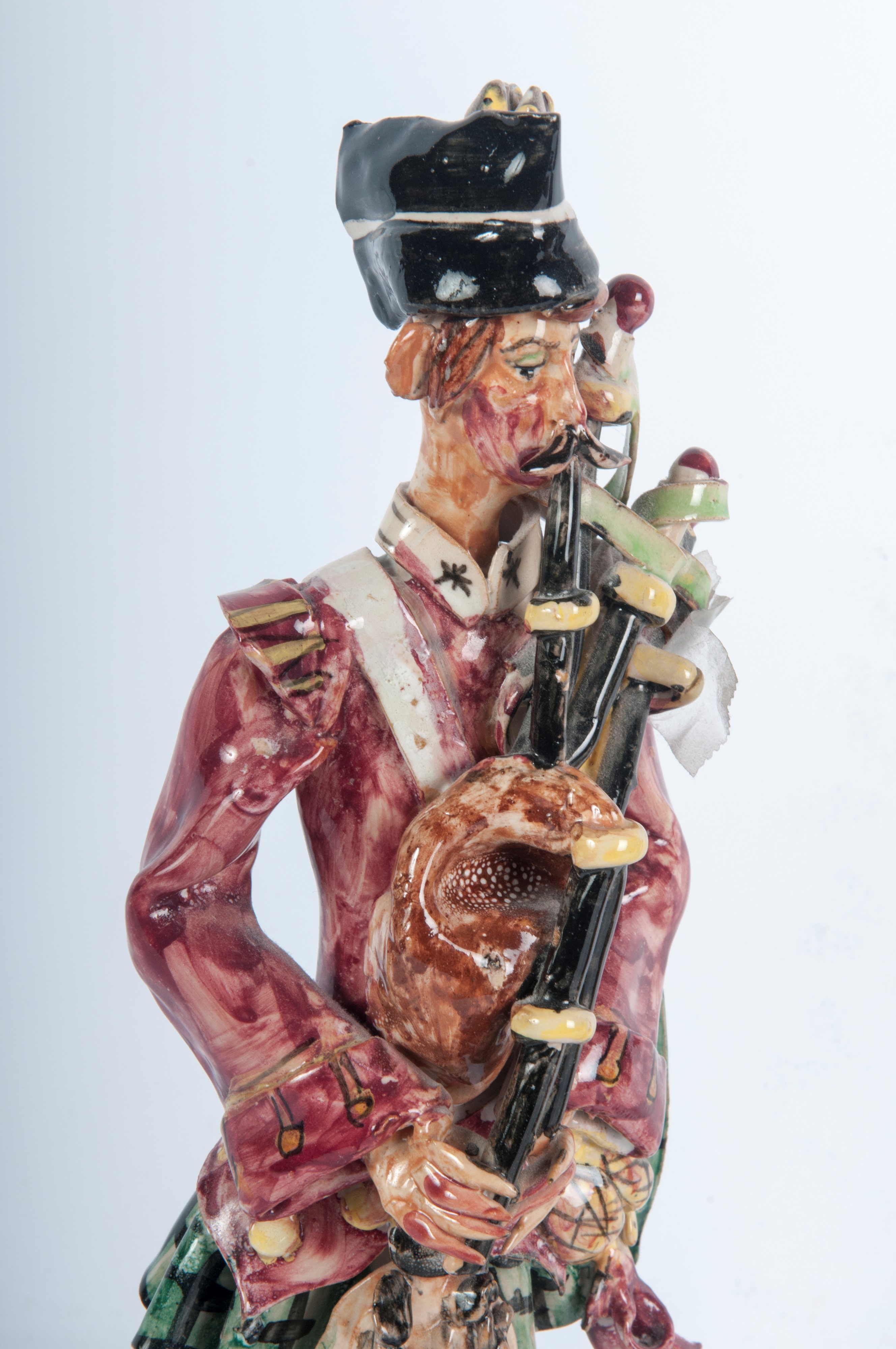 Lotto di tre figure militari in ceramica policroma:
