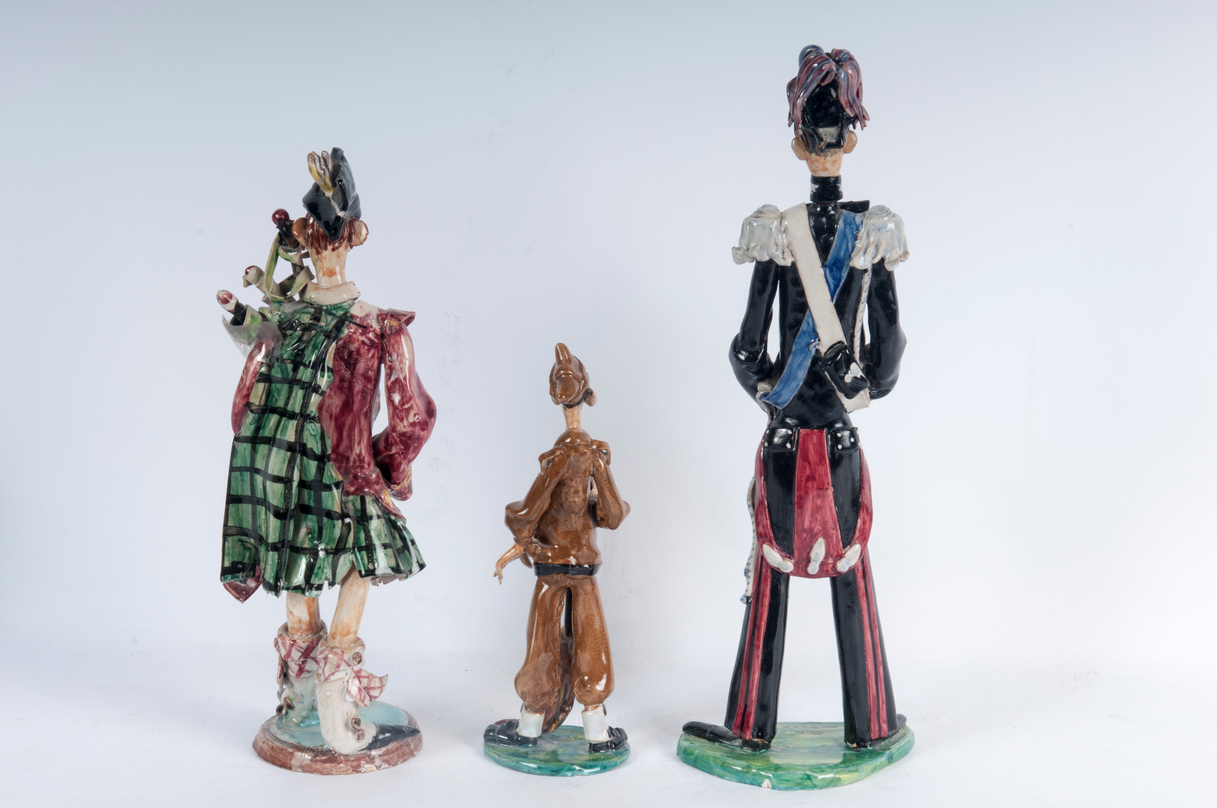 Lotto di tre figure militari in ceramica policroma: