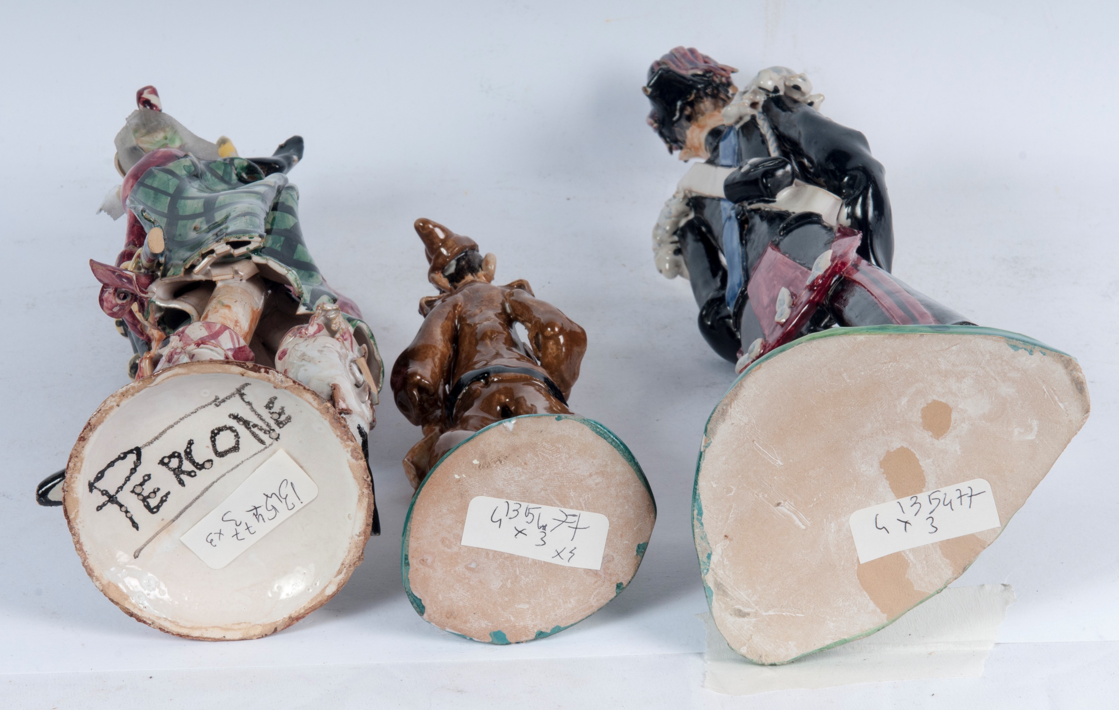Lotto di tre figure militari in ceramica policroma: