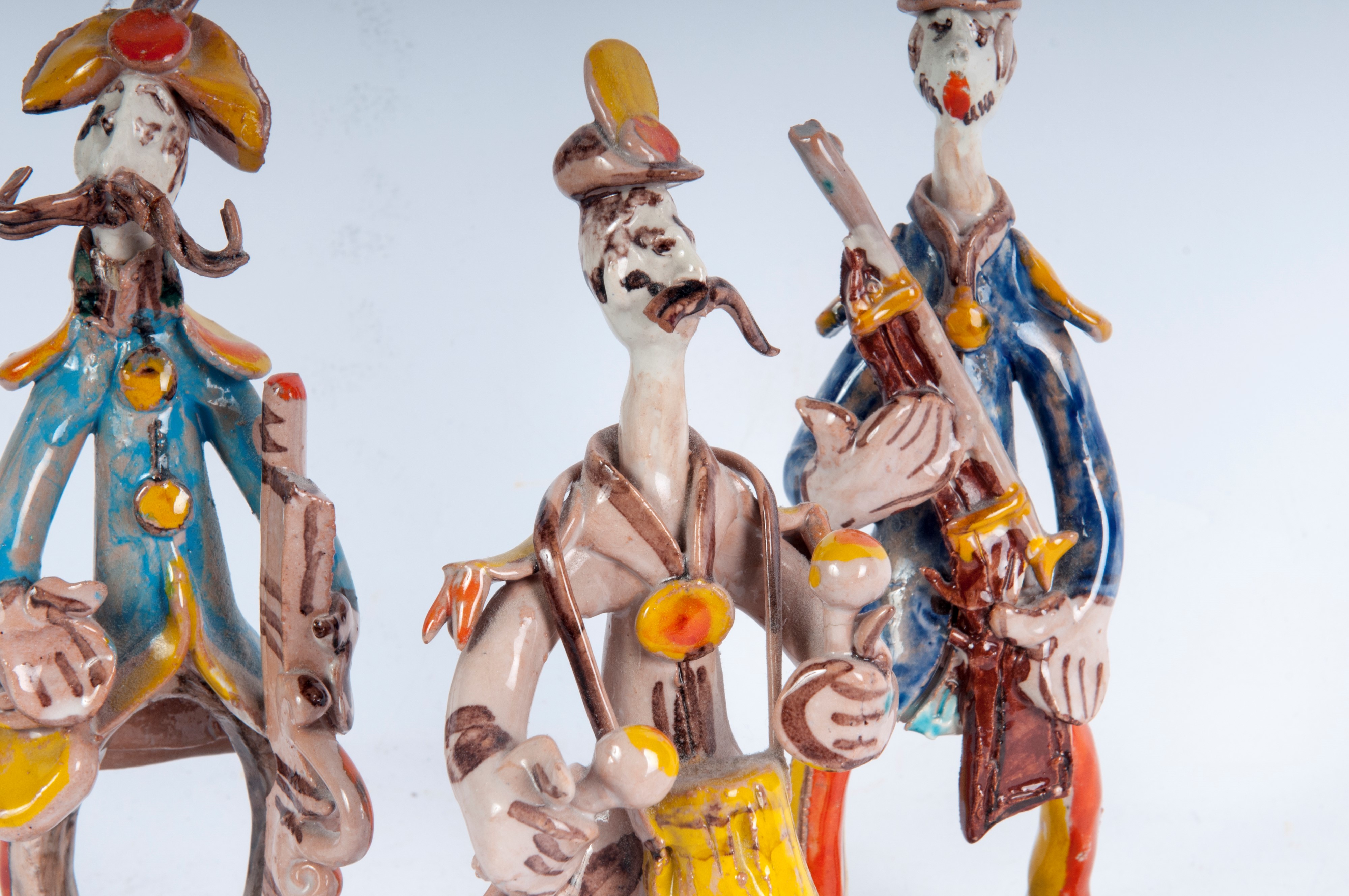 Lotto di tre figure militari stilizzate in ceramica policroma: