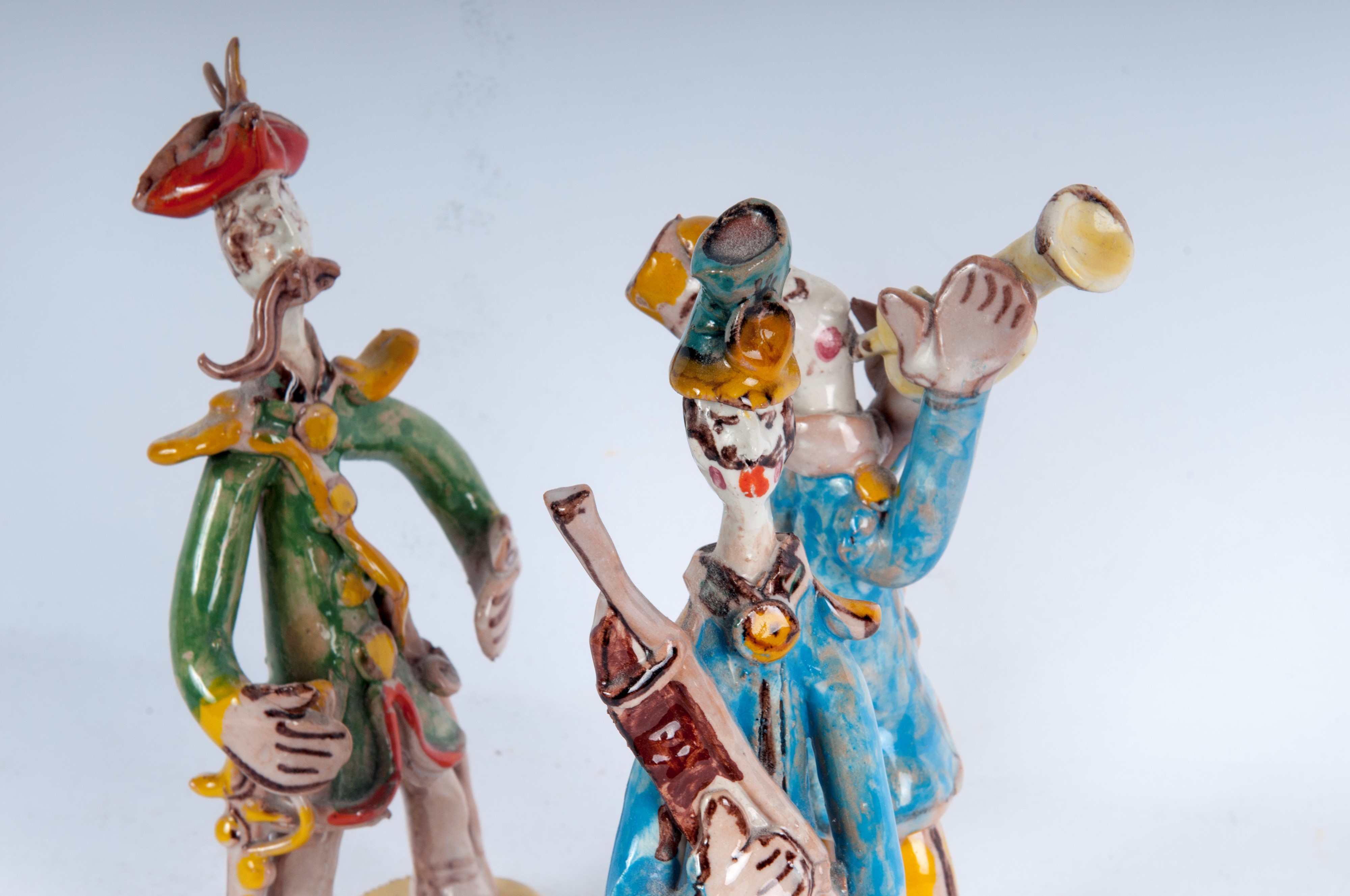 Lotto di tre figure militari stilizzati in ceramica policroma: