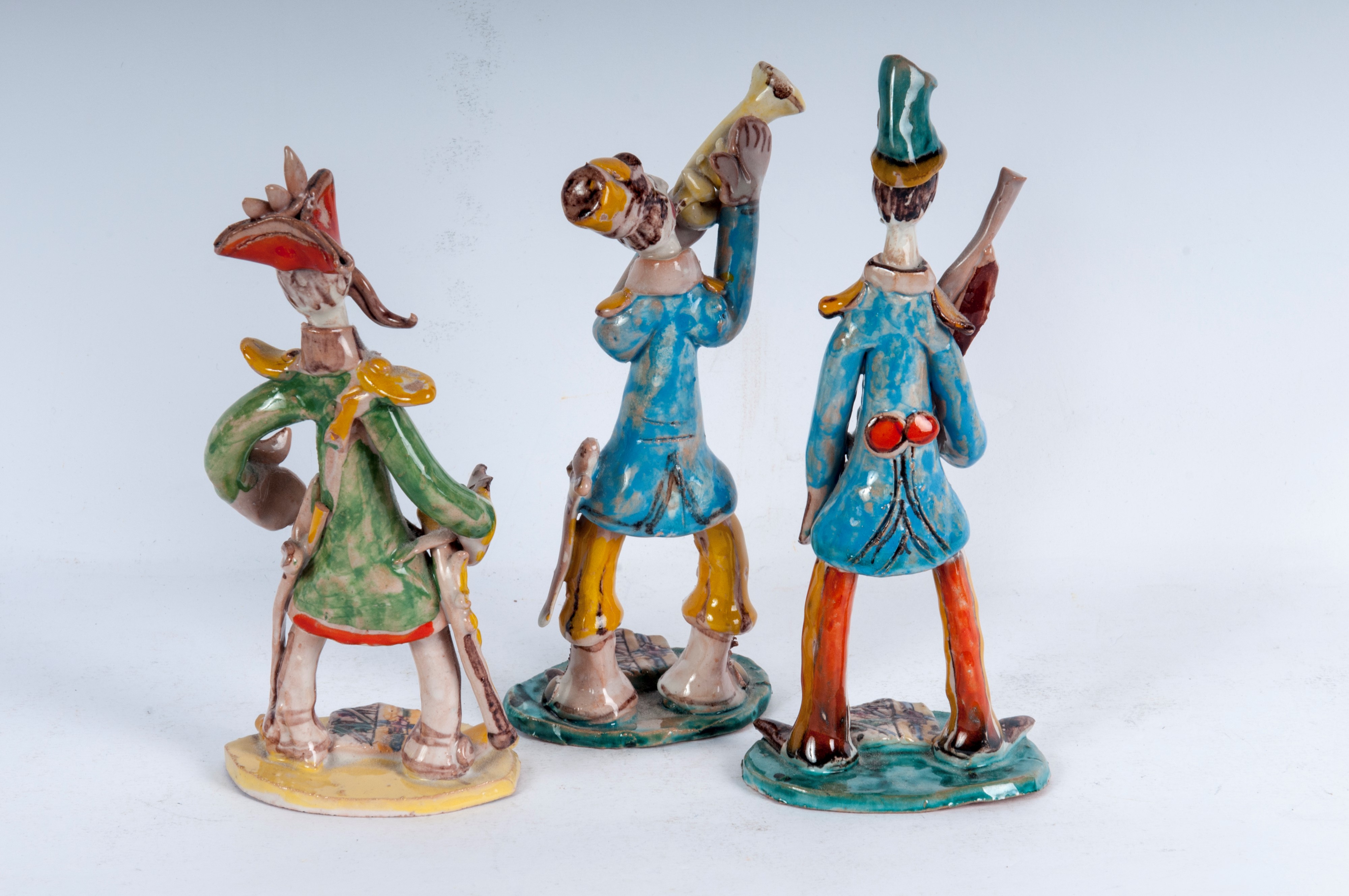 Lotto di tre figure militari stilizzati in ceramica policroma: