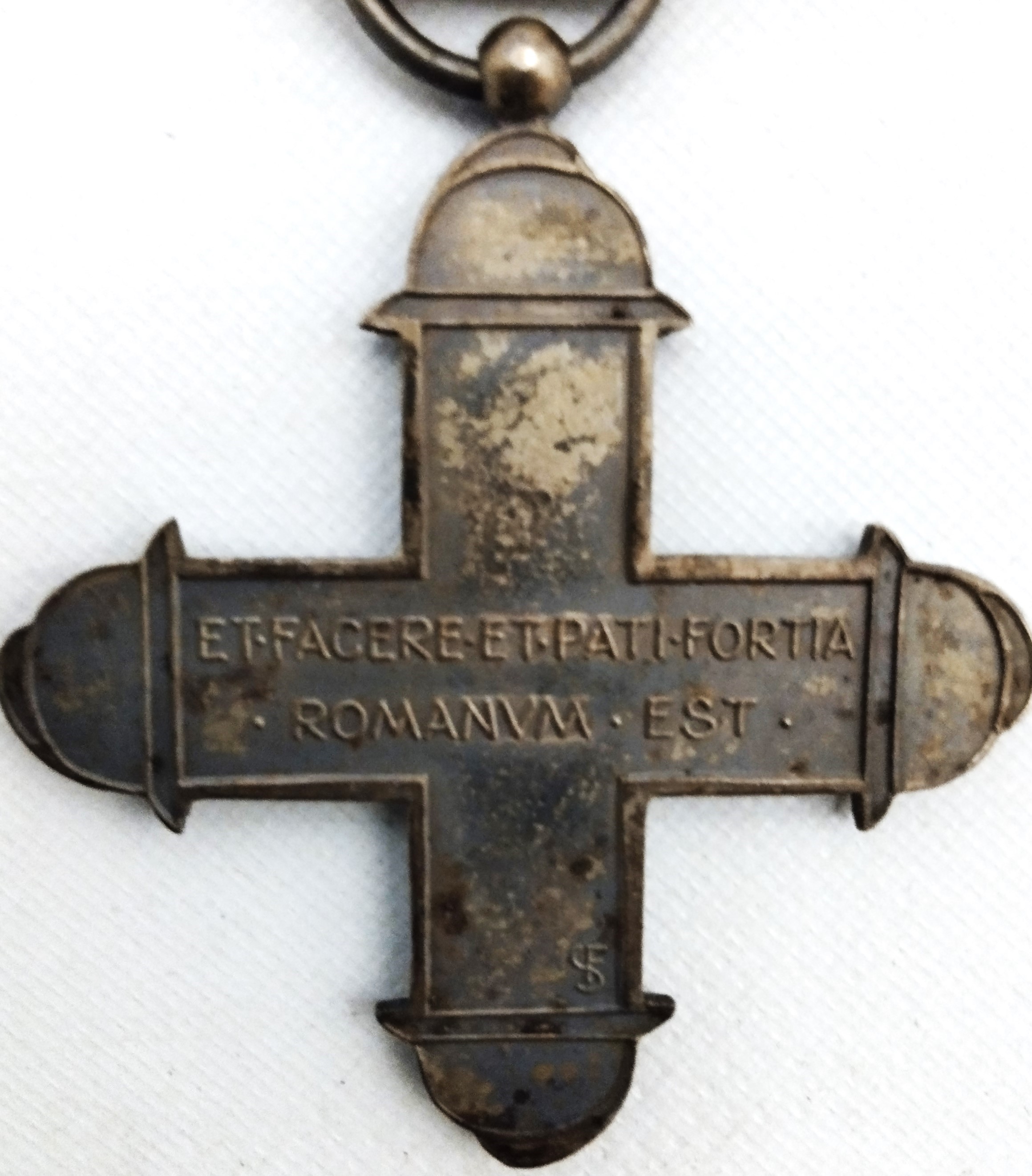 Croce commemorativa della Seconda Armata, smalto rosso e metallo argentato, prima metà XX secolo