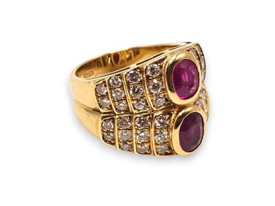 Anello in oro giallo 18k con due rubini ovali e diamanti, fascia doppia