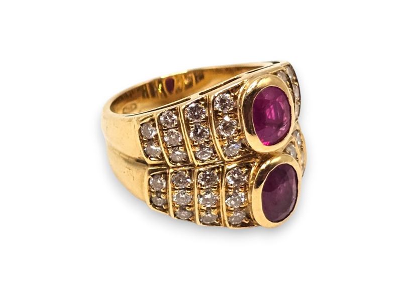 Anello in oro giallo 18k con due rubini ovali e diamanti, fascia doppia