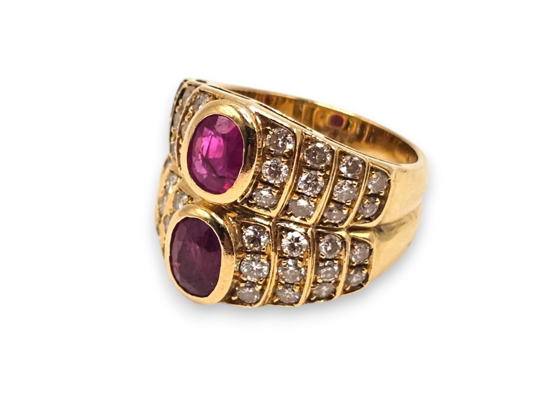 Anello in oro giallo 18k con due rubini ovali e diamanti, fascia doppia