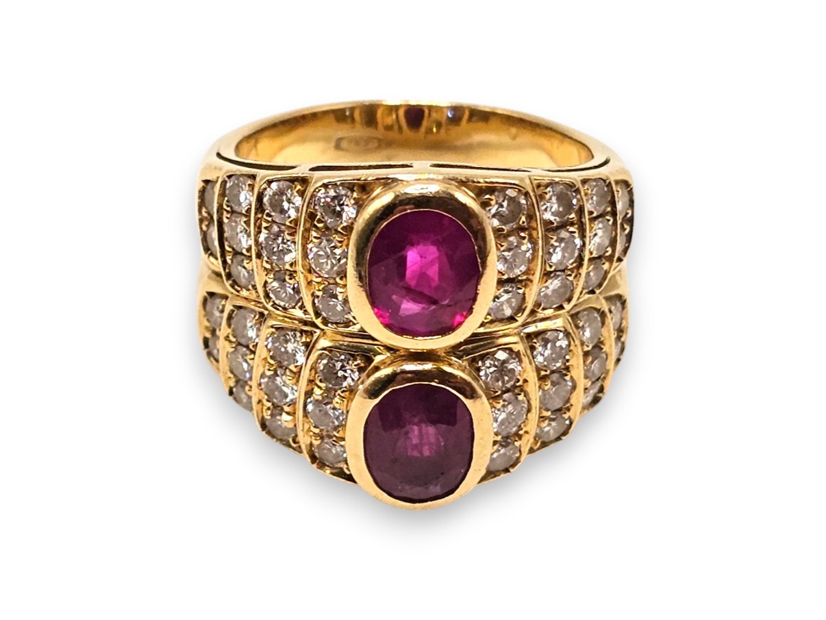 Anello in oro giallo 18k con due rubini ovali e diamanti, fascia doppia