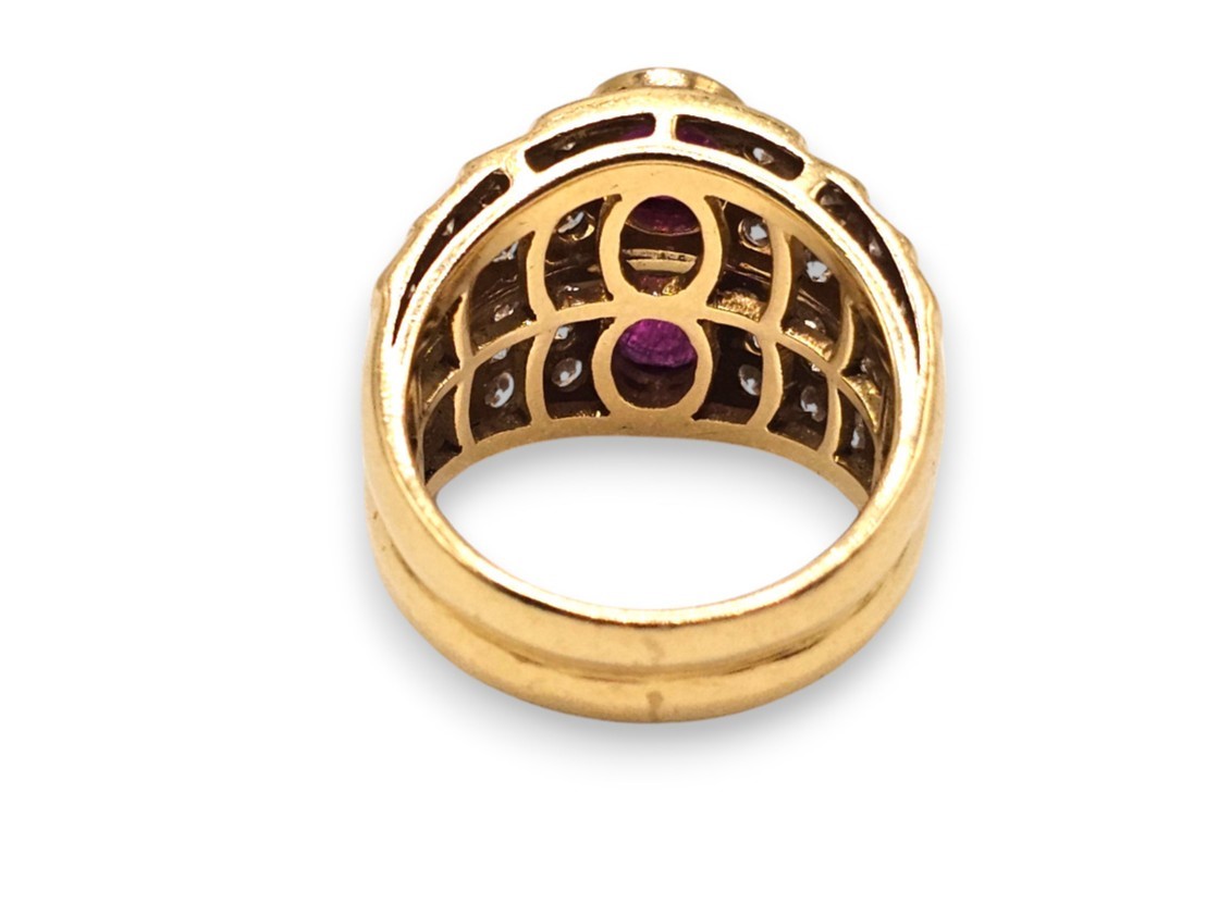 Anello in oro giallo 18k con due rubini ovali e diamanti, fascia doppia