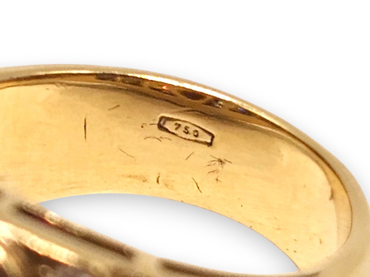 Anello in oro giallo 18k con due rubini ovali e diamanti, fascia doppia