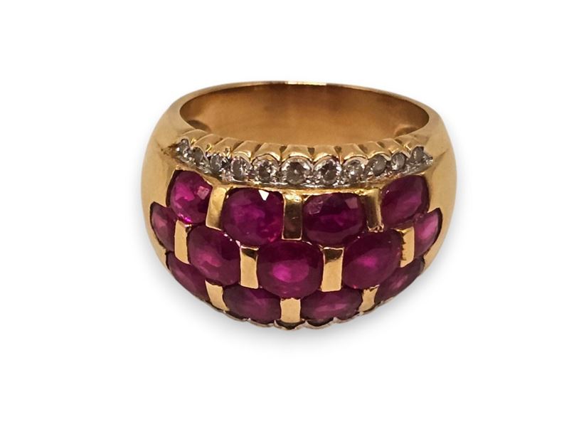 Anello in oro 18k con tre file di rubini e diamanti