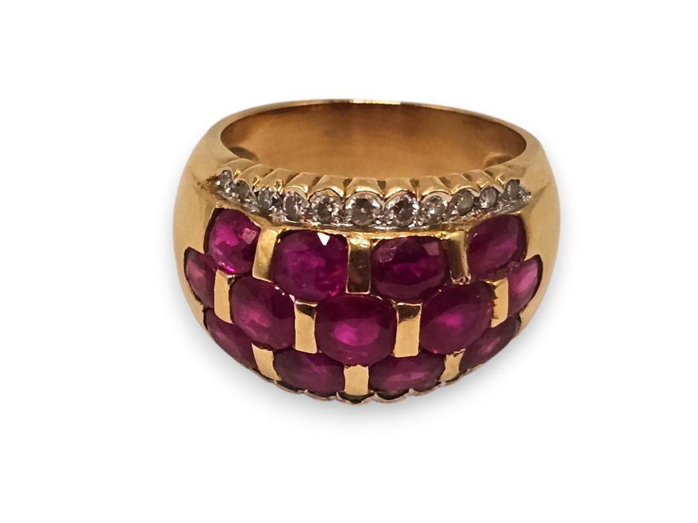 Anello in oro 18k con tre file di rubini e diamanti
