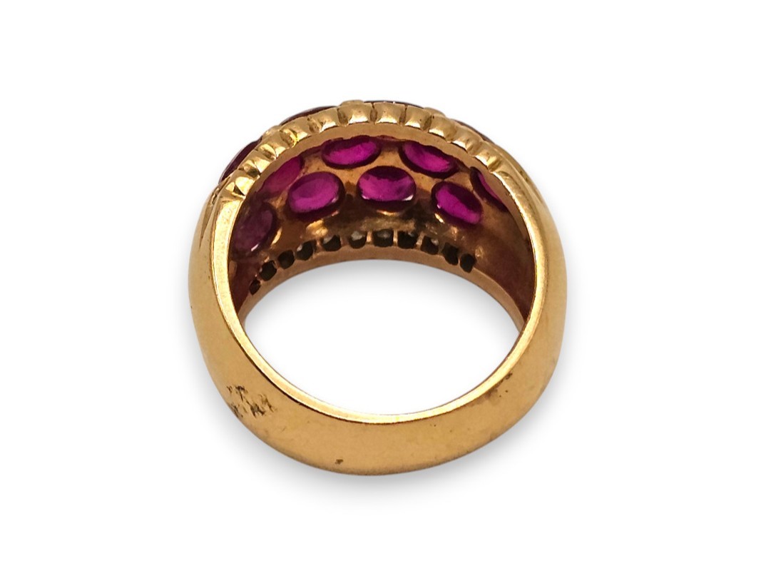Anello in oro 18k con tre file di rubini e diamanti