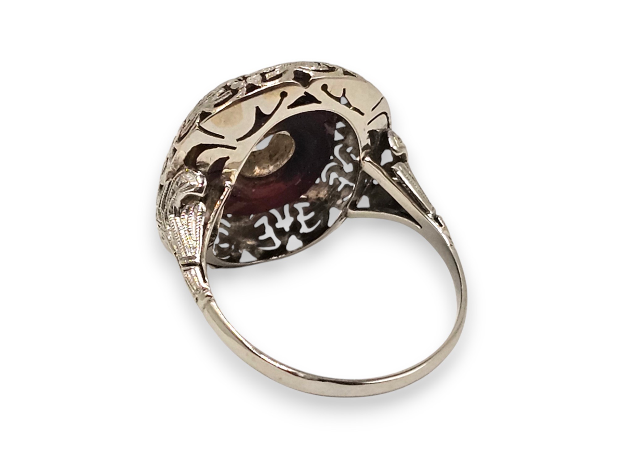 Anello in platino con diamante taglio old mine e inserto in onice, anni '30