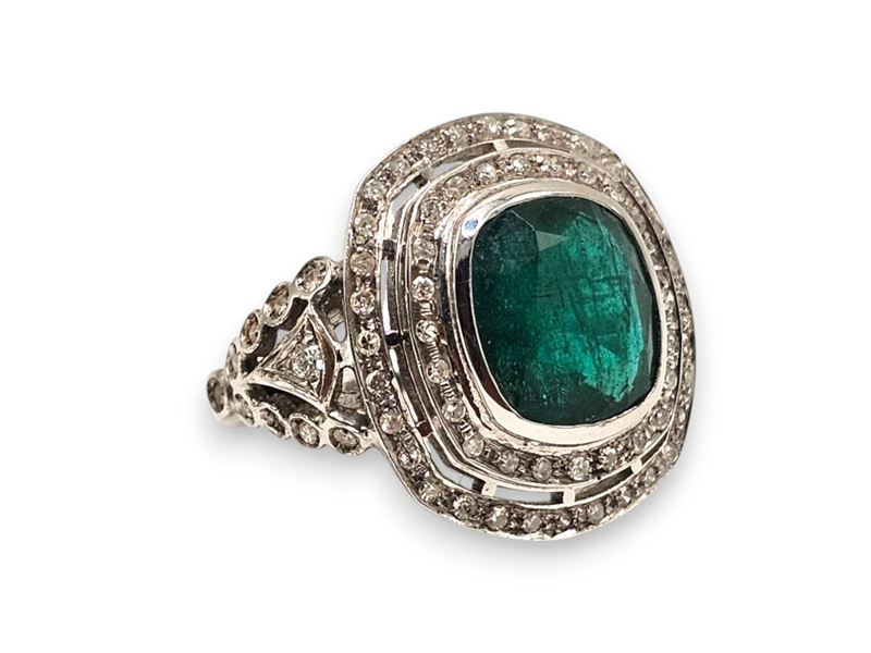 Anello in oro bianco 18k con smeraldo a cuscino e diamanti
