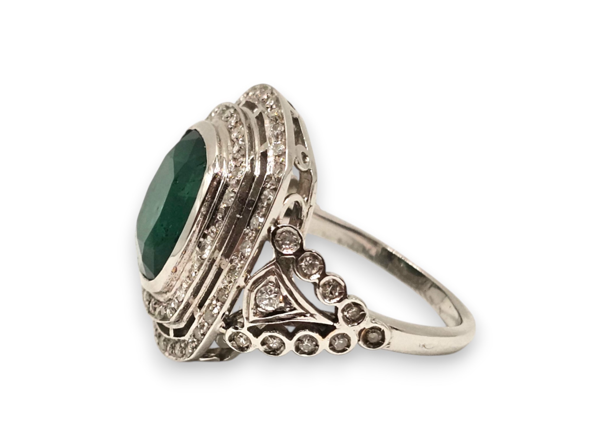Anello in oro bianco 18k con smeraldo a cuscino e diamanti