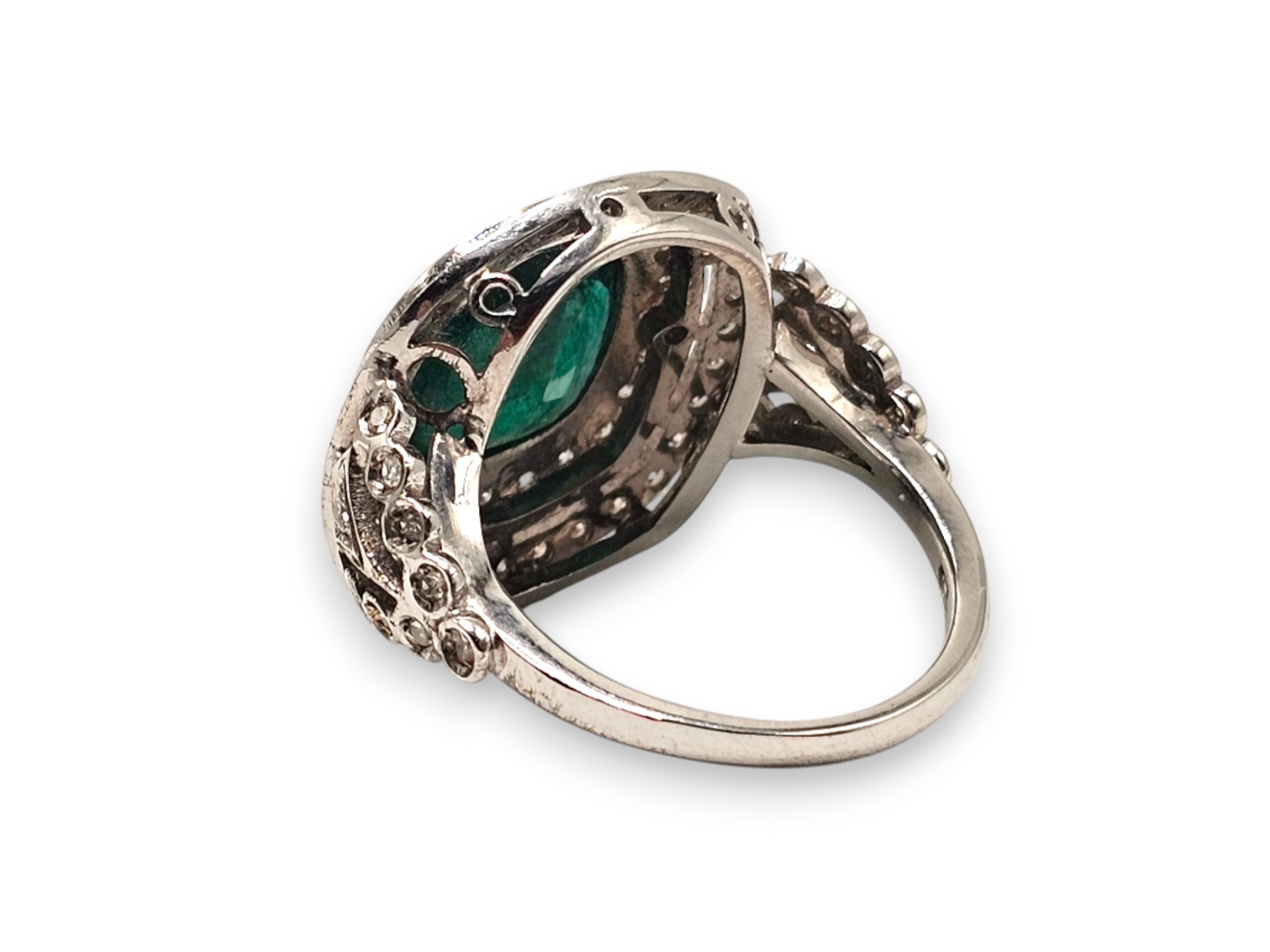 Anello in oro bianco 18k con smeraldo a cuscino e diamanti