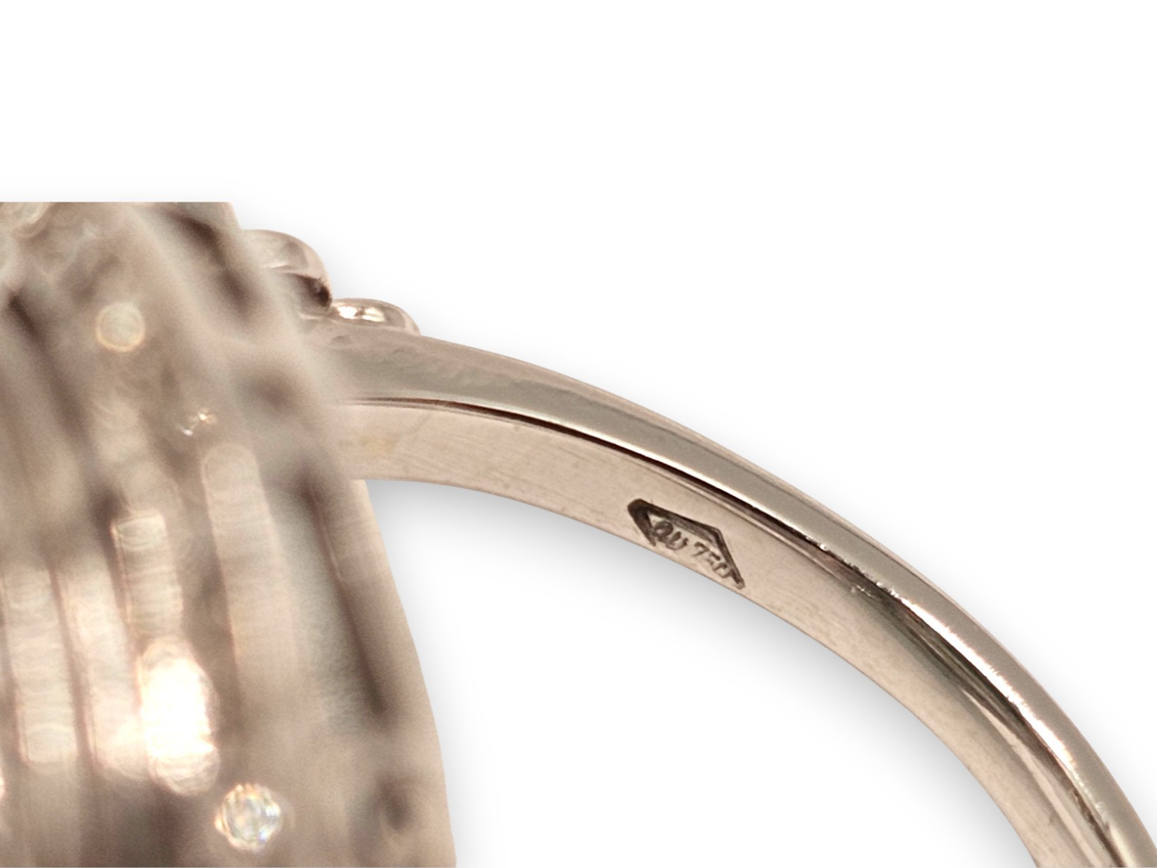 Anello in oro bianco 18k con smeraldo a cuscino e diamanti