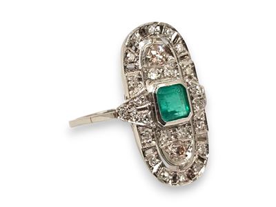 Anello in oro e platino, smeraldo e diamanti, anni ’20