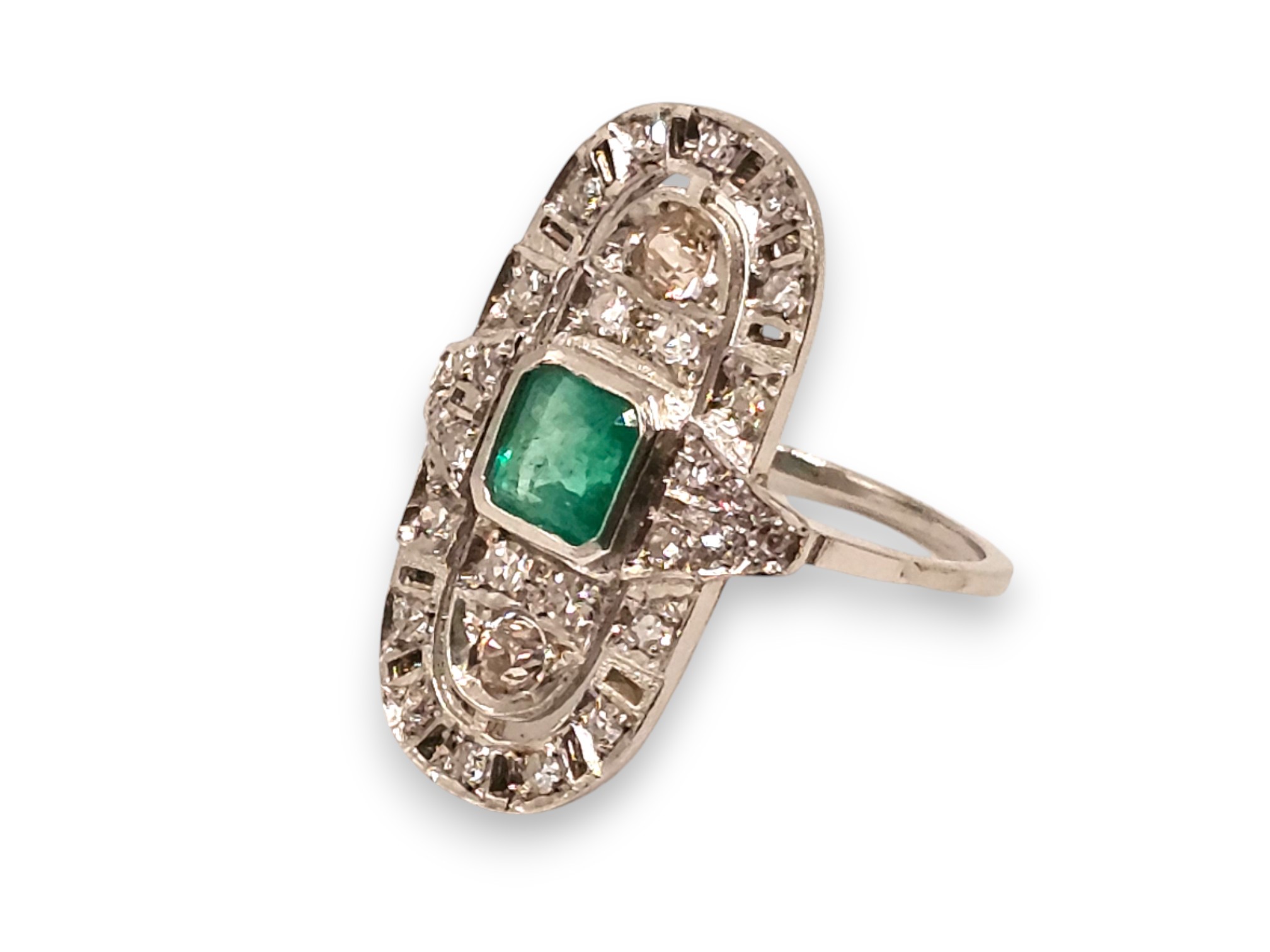 Anello in oro e platino, smeraldo e diamanti, anni ’20