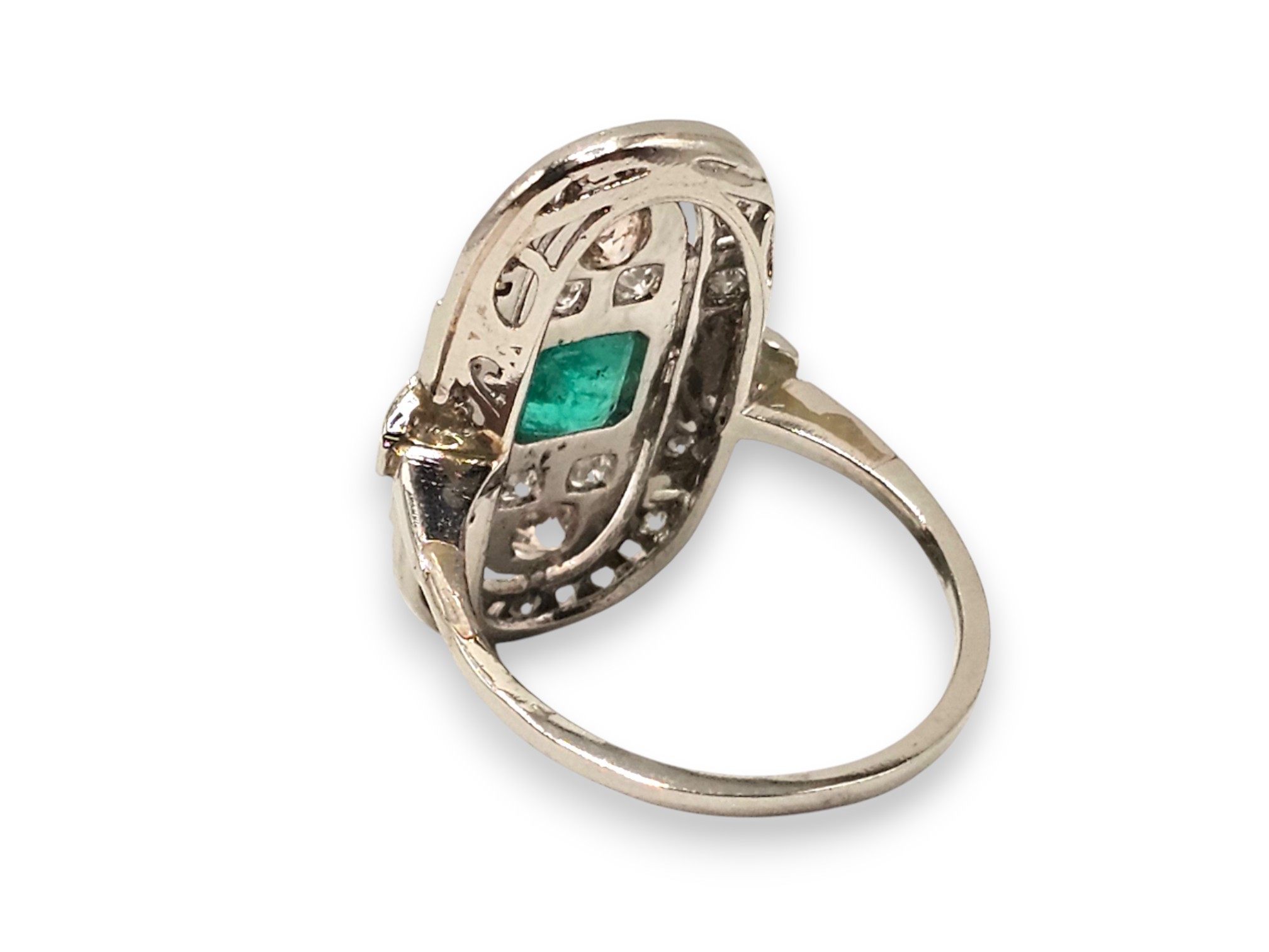 Anello in oro e platino, smeraldo e diamanti, anni ’20