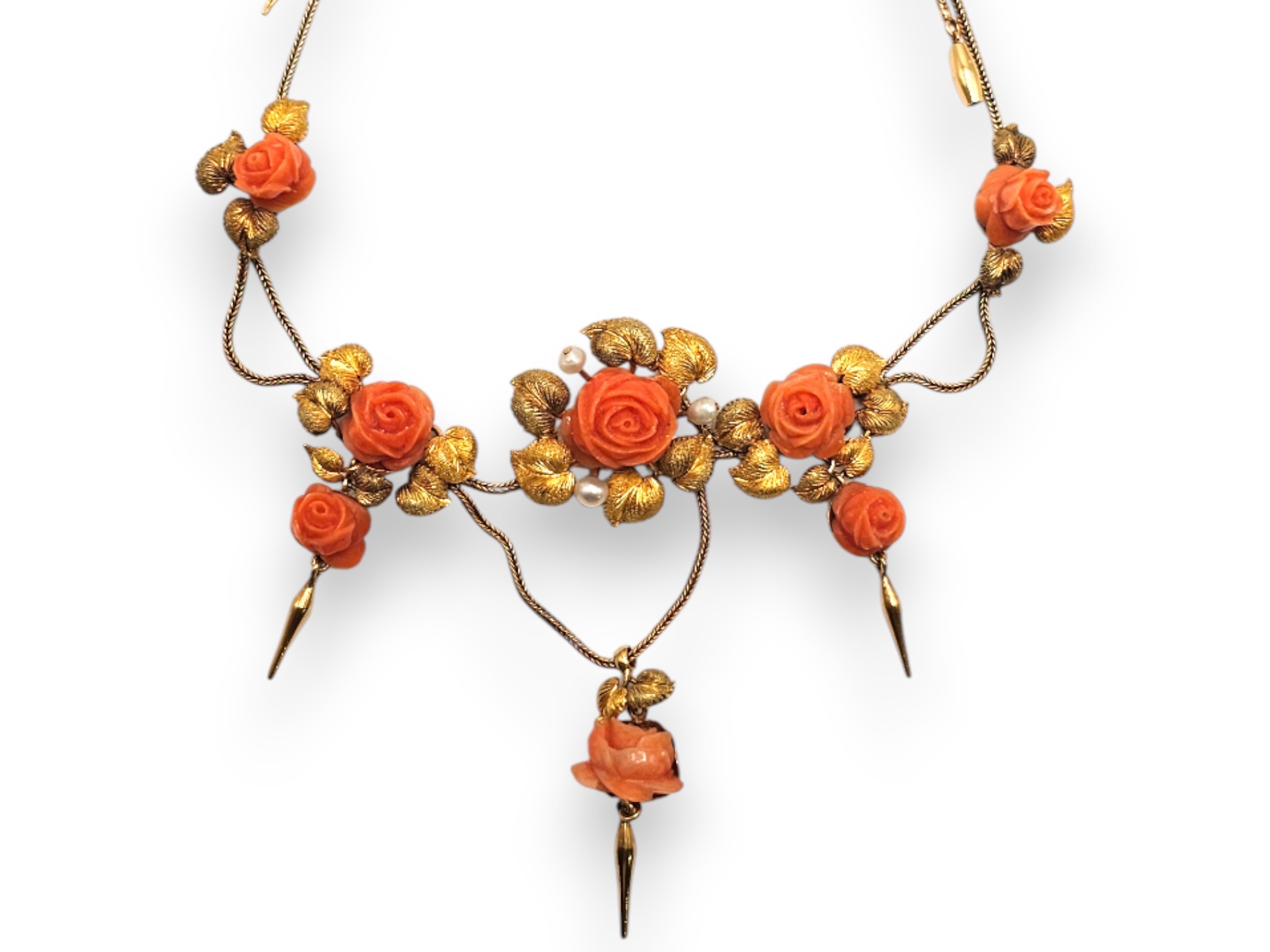 Inizio XX secolo, Girocollo in oro giallo con perle di fiume e corallo (Corallium elatius)