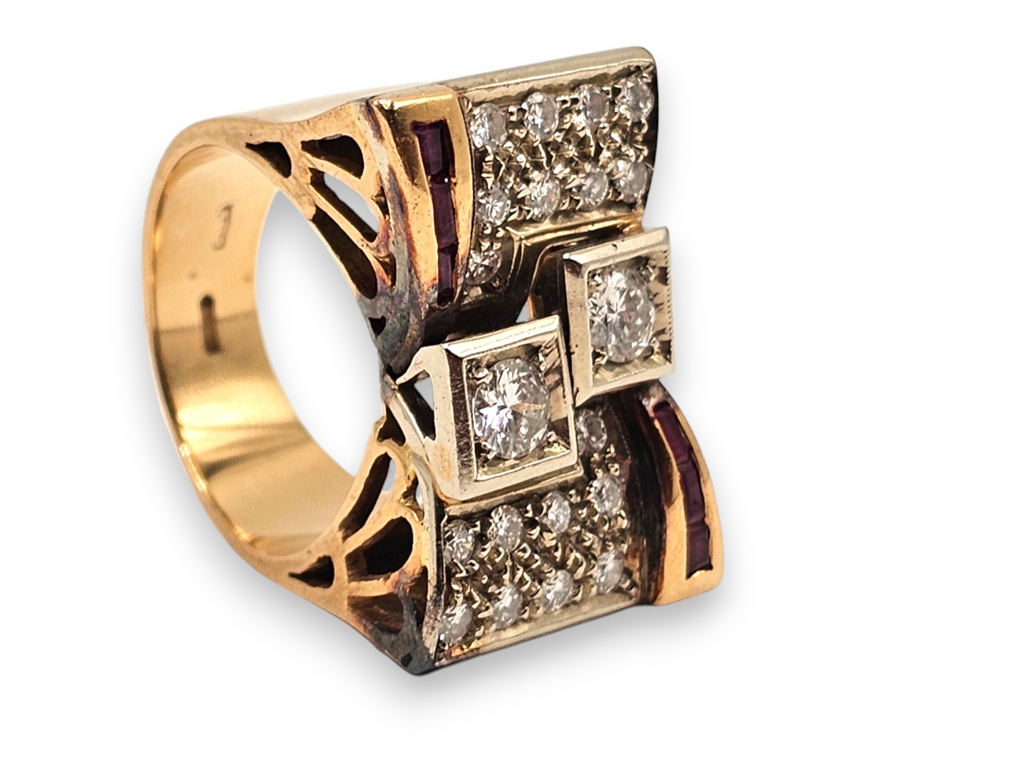 Anello in oro con motivo a fiocco, diamanti e rubini (anni ’40)