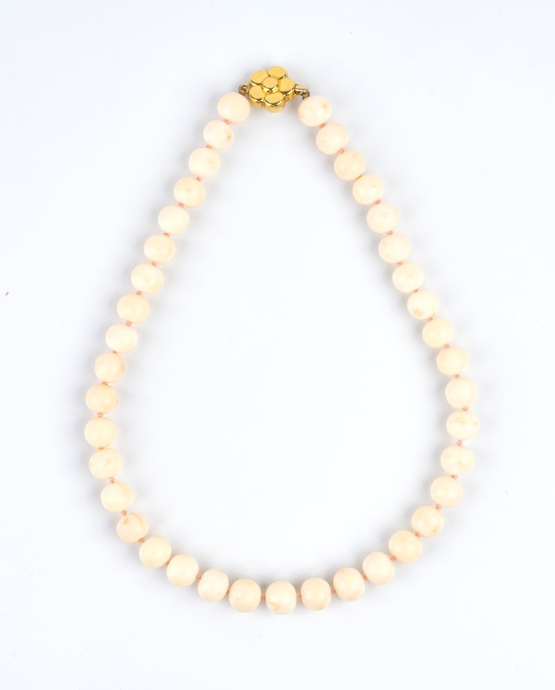Collana di perle coltivate a filo, fermaglio in oro giallo e argento con pavé di diamanti