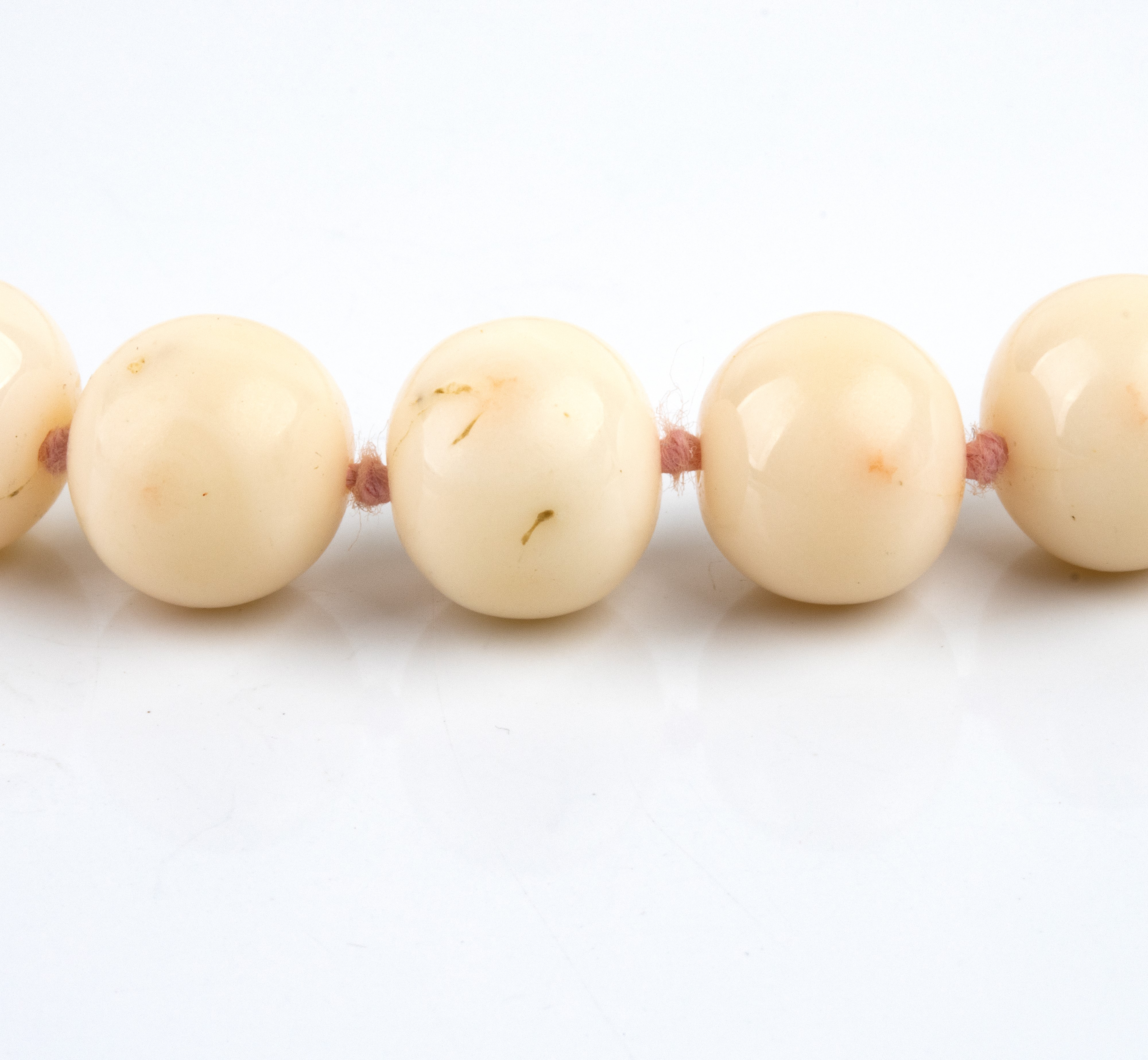 Collana di perle coltivate a filo, fermaglio in oro giallo e argento con pavé di diamanti