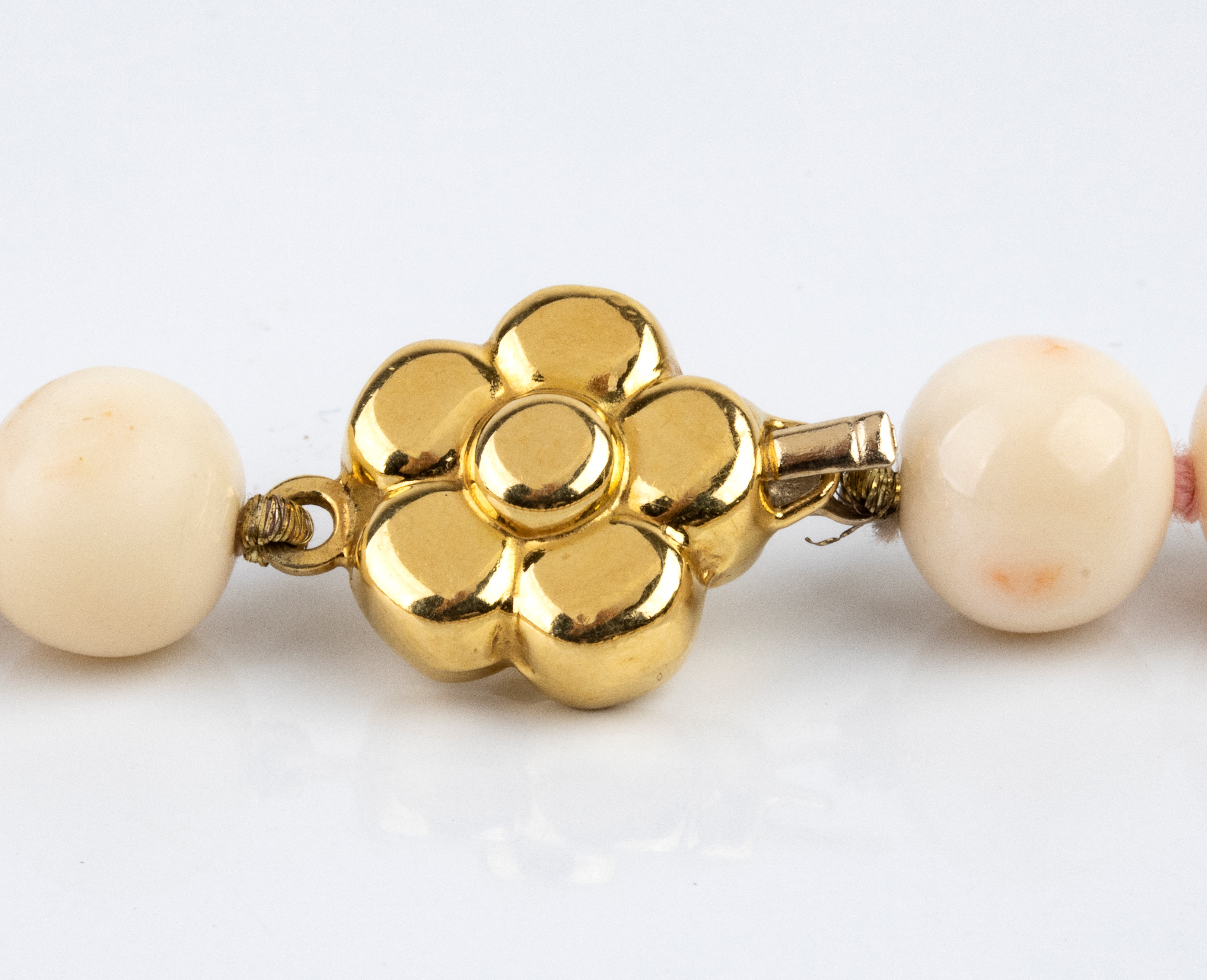 Collana di perle coltivate a filo, fermaglio in oro giallo e argento con pavé di diamanti