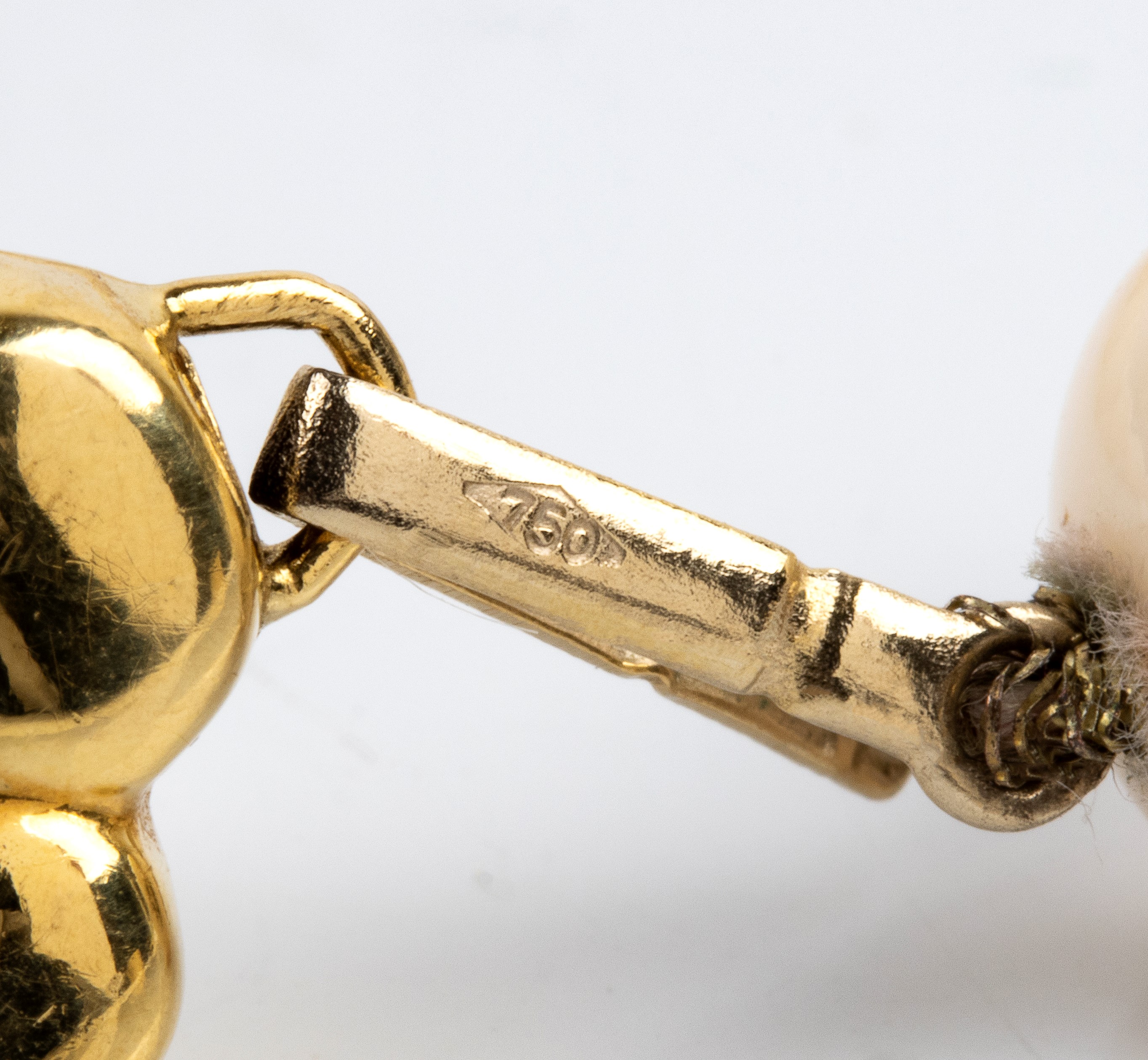 Collana di perle coltivate a filo, fermaglio in oro giallo e argento con pavé di diamanti