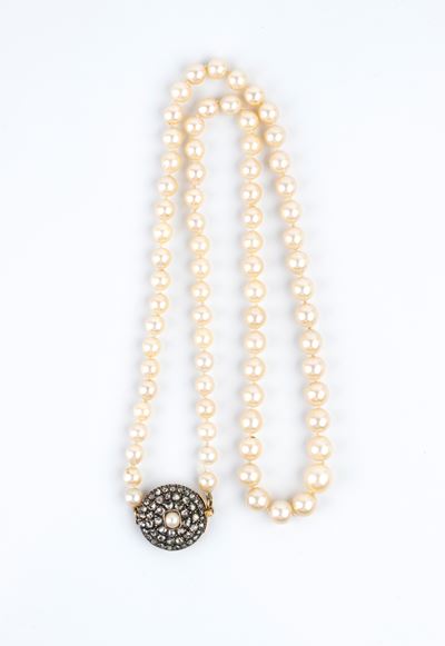 Collana, perle coltivate d’acqua salata con fermezza in oro giallo e argento, pavé di diamanti