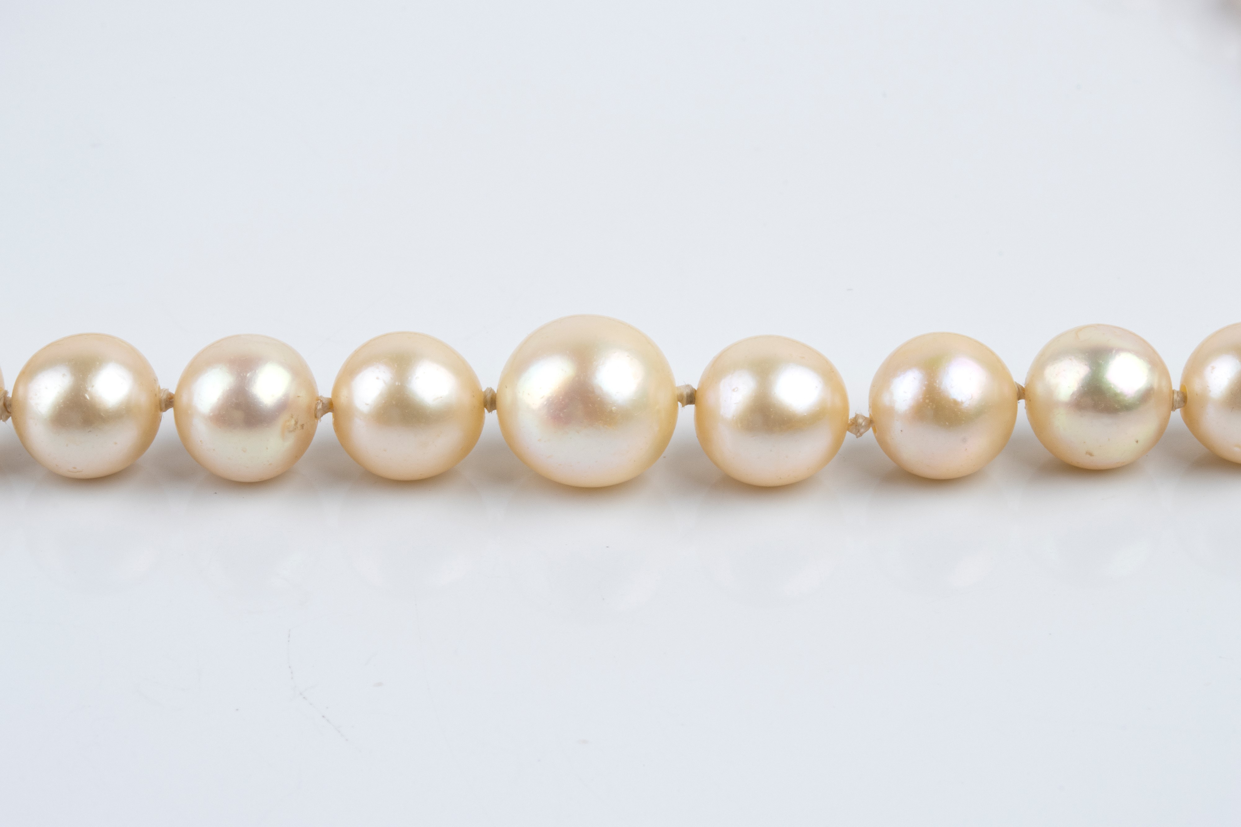 Collana, perle coltivate d’acqua salata con fermezza in oro giallo e argento, pavé di diamanti