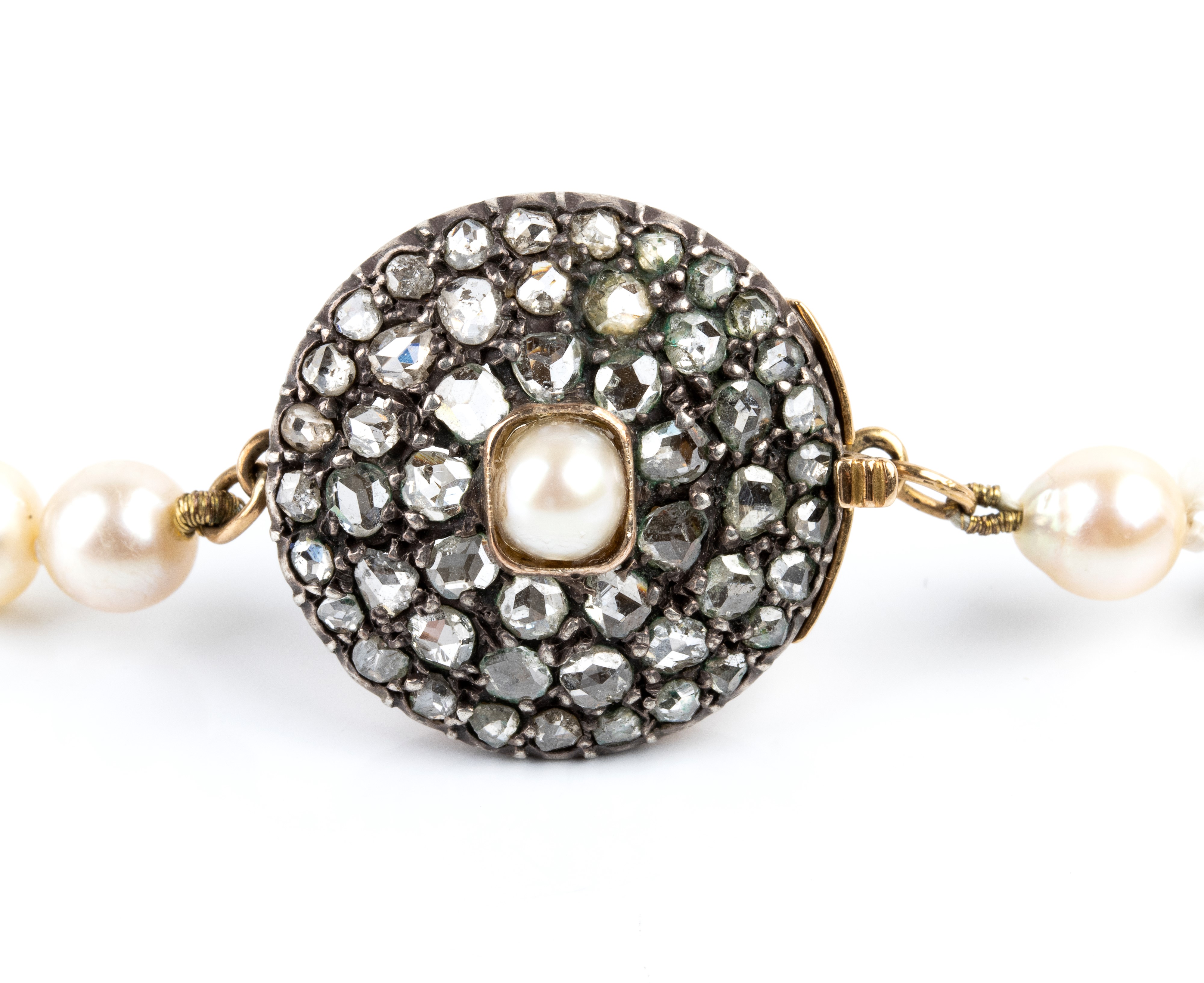 Collana, perle coltivate d’acqua salata con fermezza in oro giallo e argento, pavé di diamanti