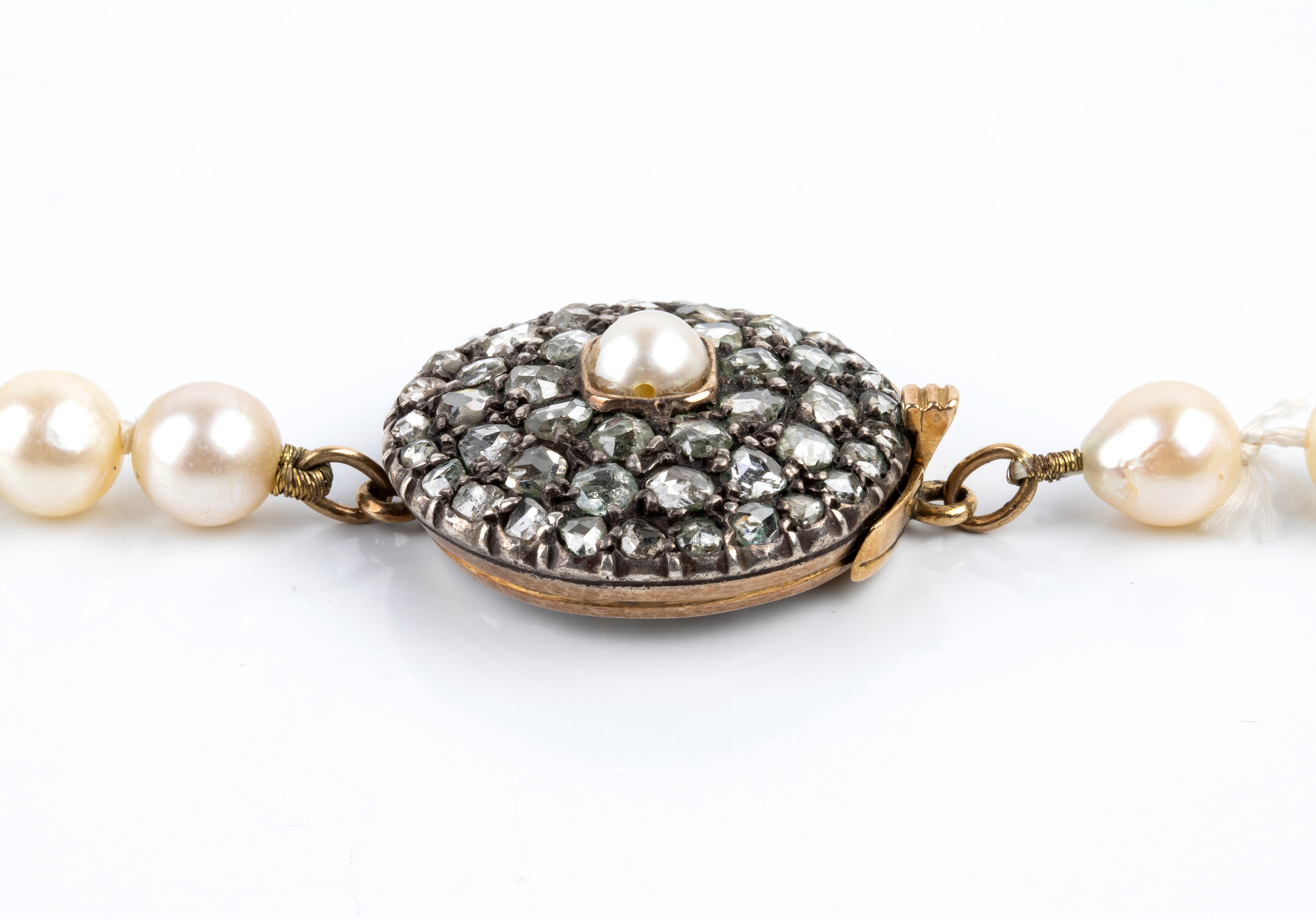 Collana, perle coltivate d’acqua salata con fermezza in oro giallo e argento, pavé di diamanti