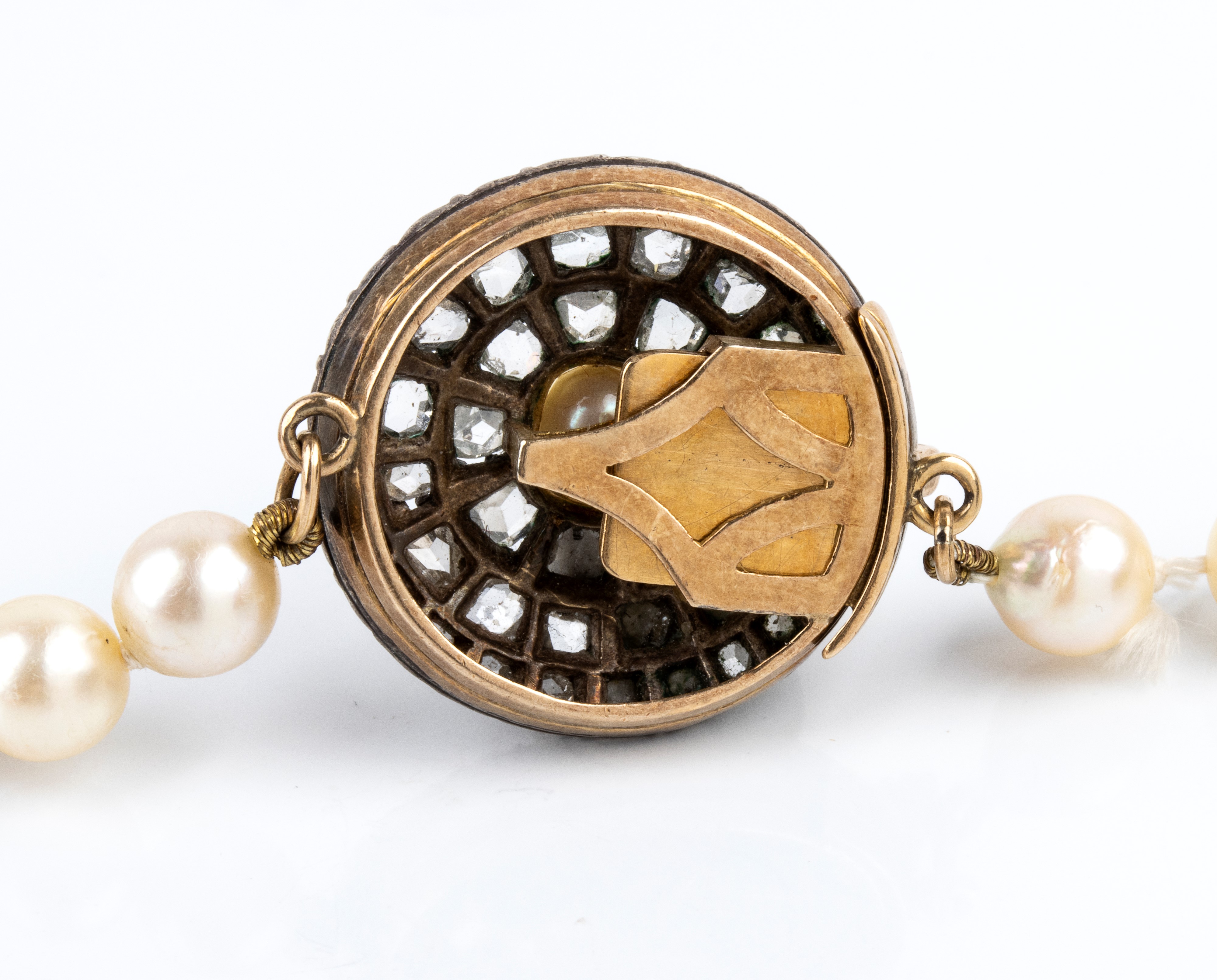 Collana, perle coltivate d’acqua salata con fermezza in oro giallo e argento, pavé di diamanti