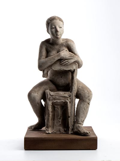 Figura femminile seduta, terra cruda