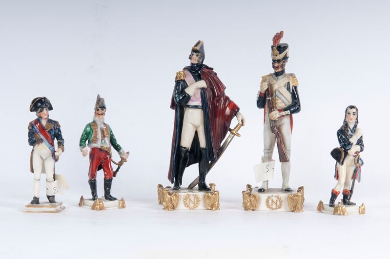 Lotto di cinque porcellane policrome figure militari