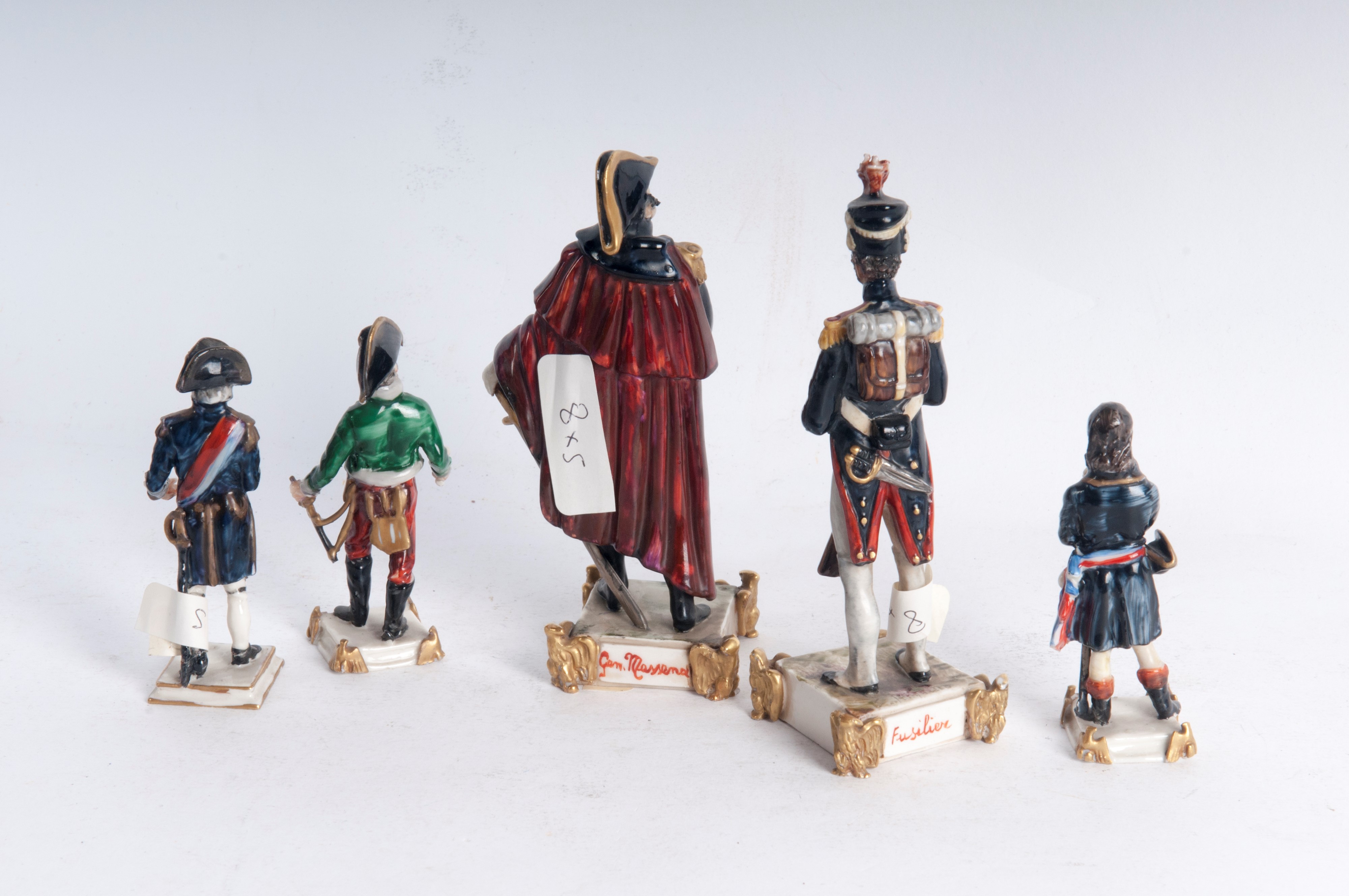 Lotto di cinque porcellane policrome figure militari