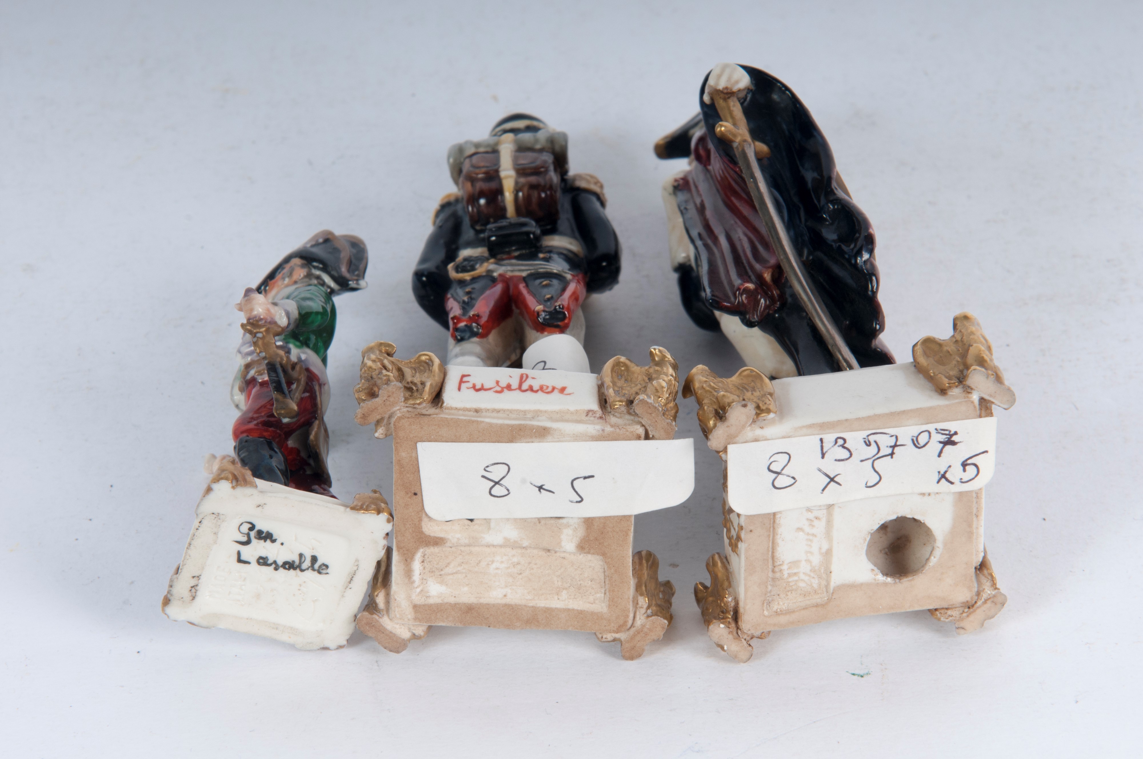 Lotto di cinque porcellane policrome figure militari