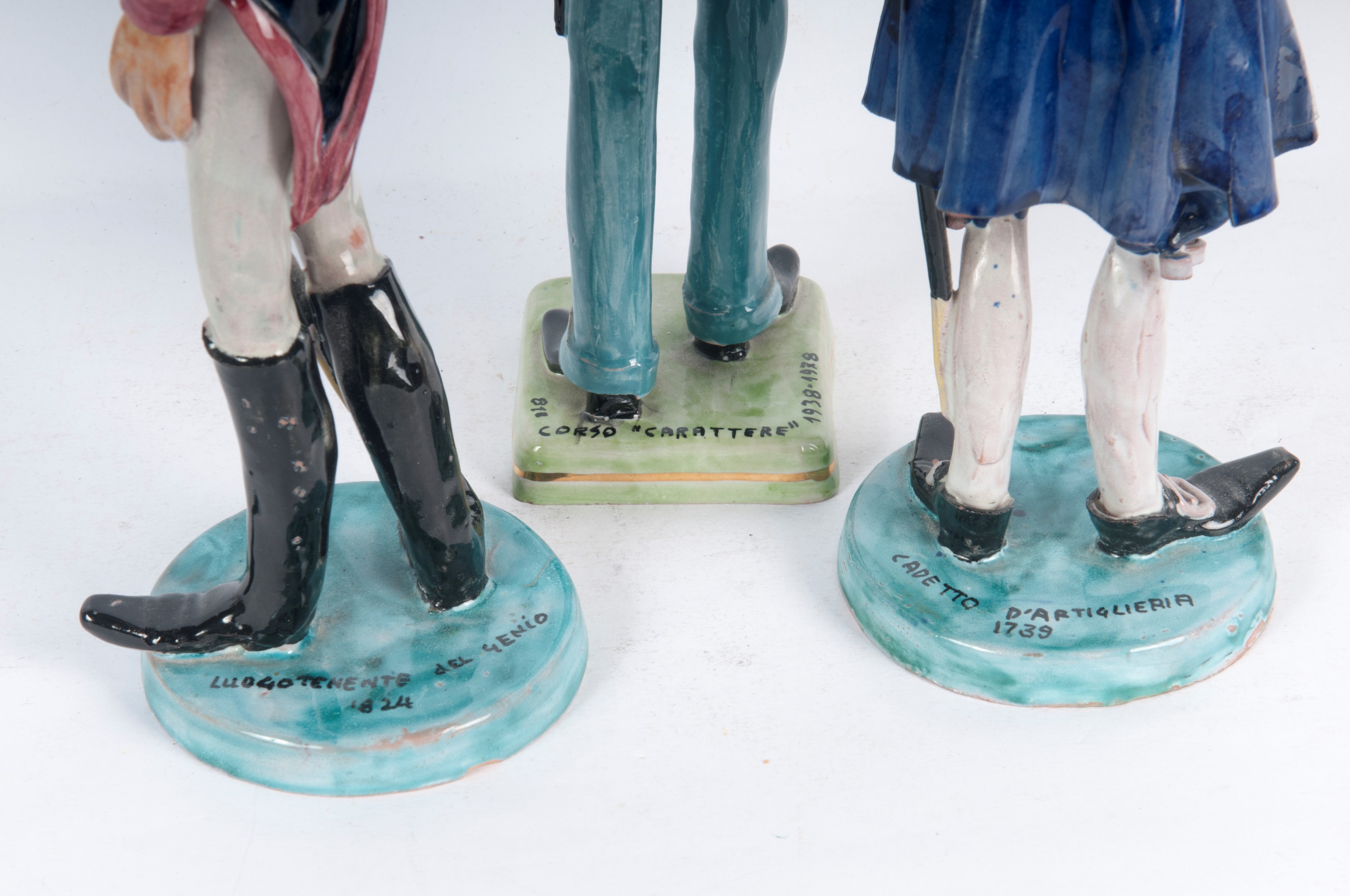 Lotto di tre ceramiche policrome figure di militari