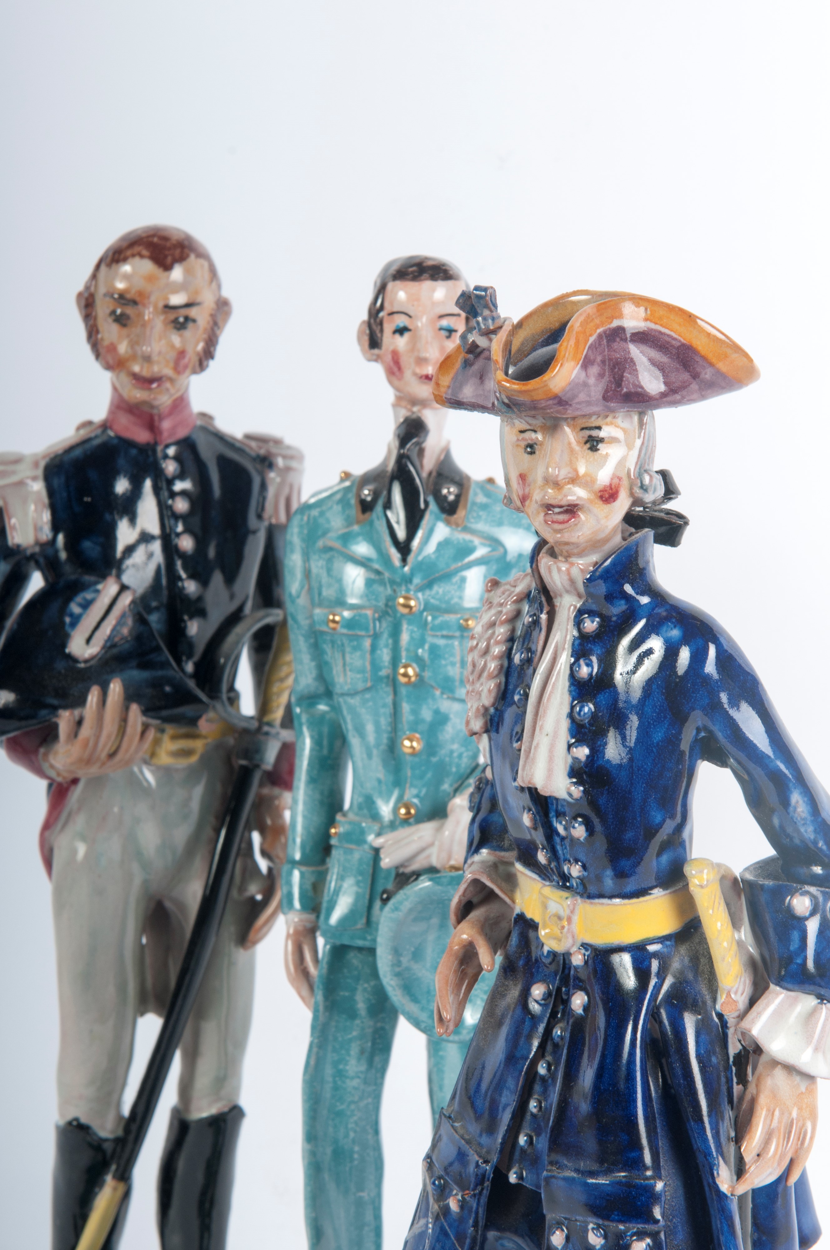 Lotto di tre ceramiche policrome figure di militari