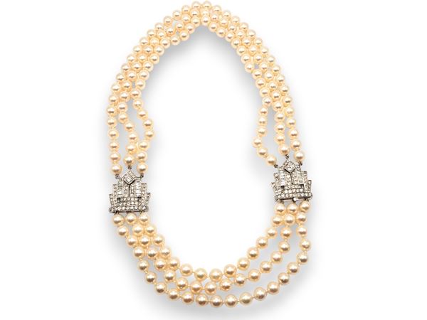 Collana a tre fili di perle con fermezza in platino e diamanti