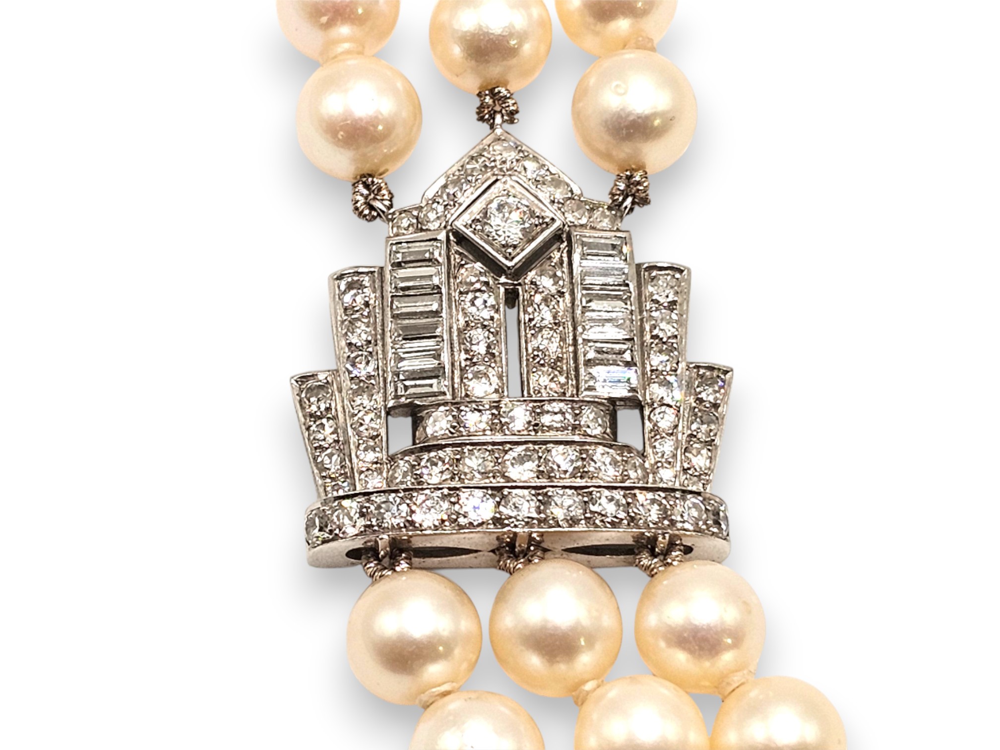 Collana a tre fili di perle coltivate d’acqua salata con chiusura in platino e diamanti, anni ’70
