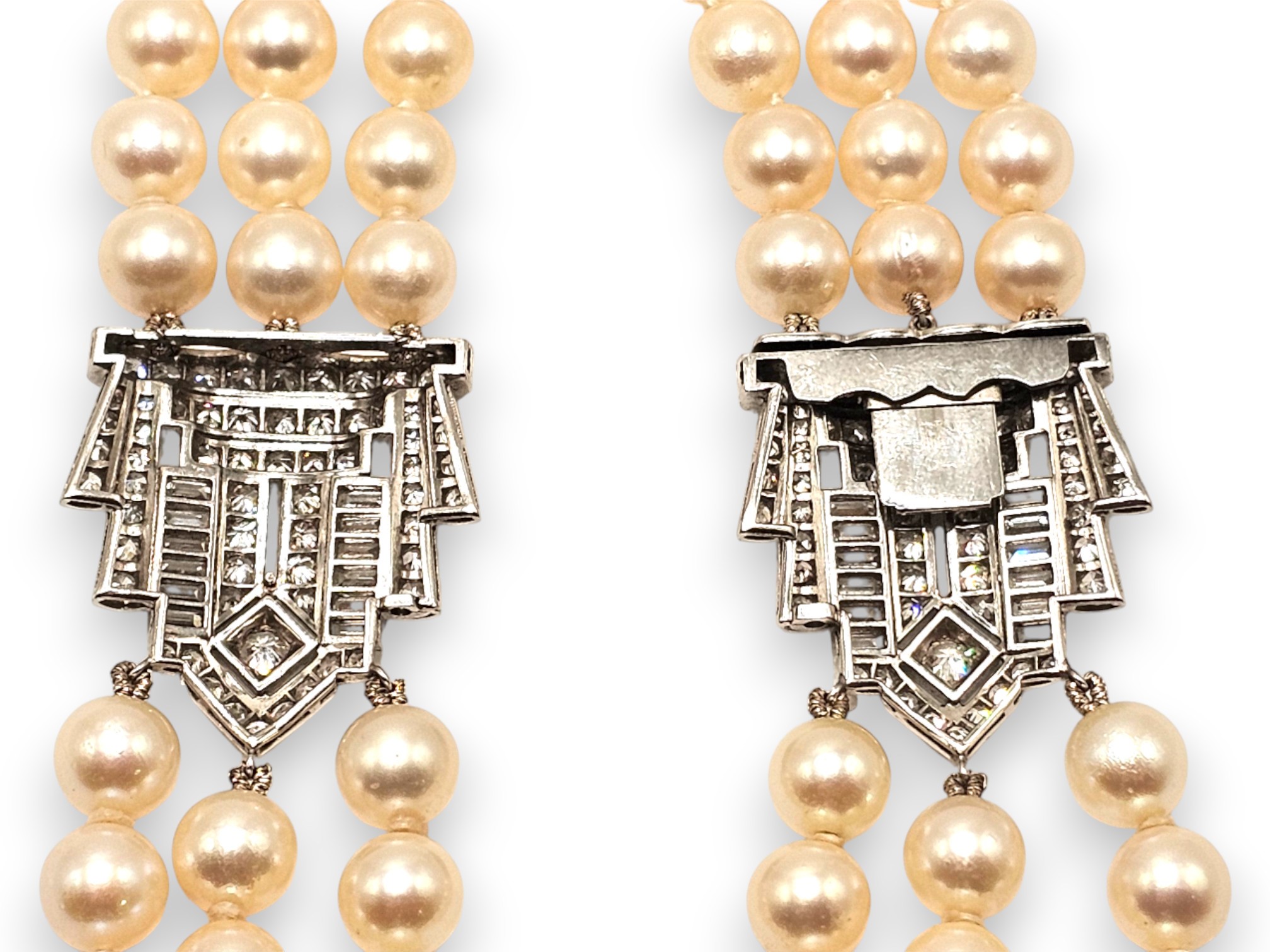 Collana a tre fili di perle coltivate d’acqua salata con chiusura in platino e diamanti, anni ’70