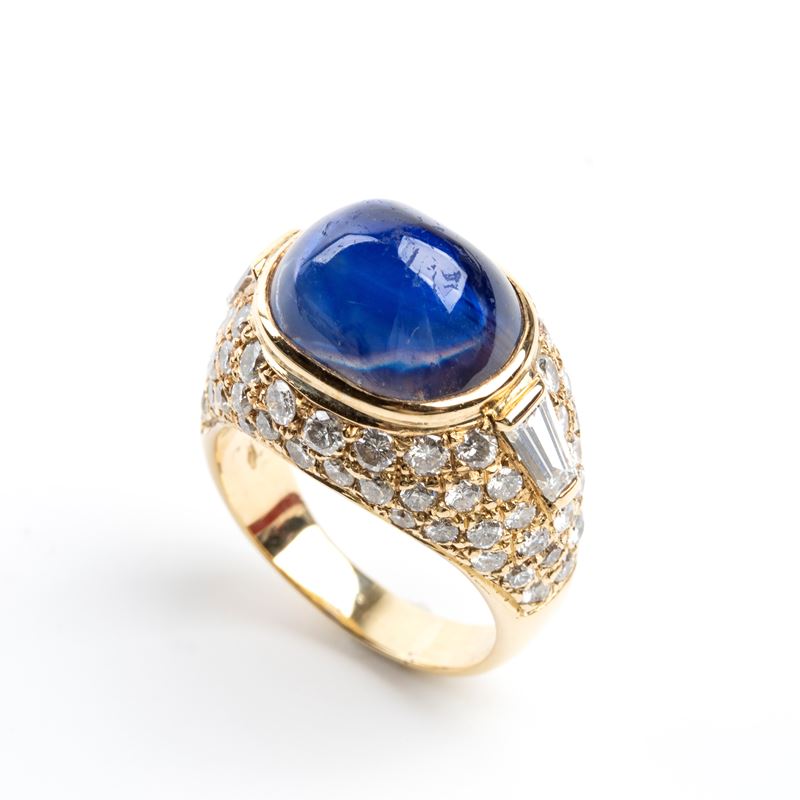 Anello in oro con zaffiro e diamanti